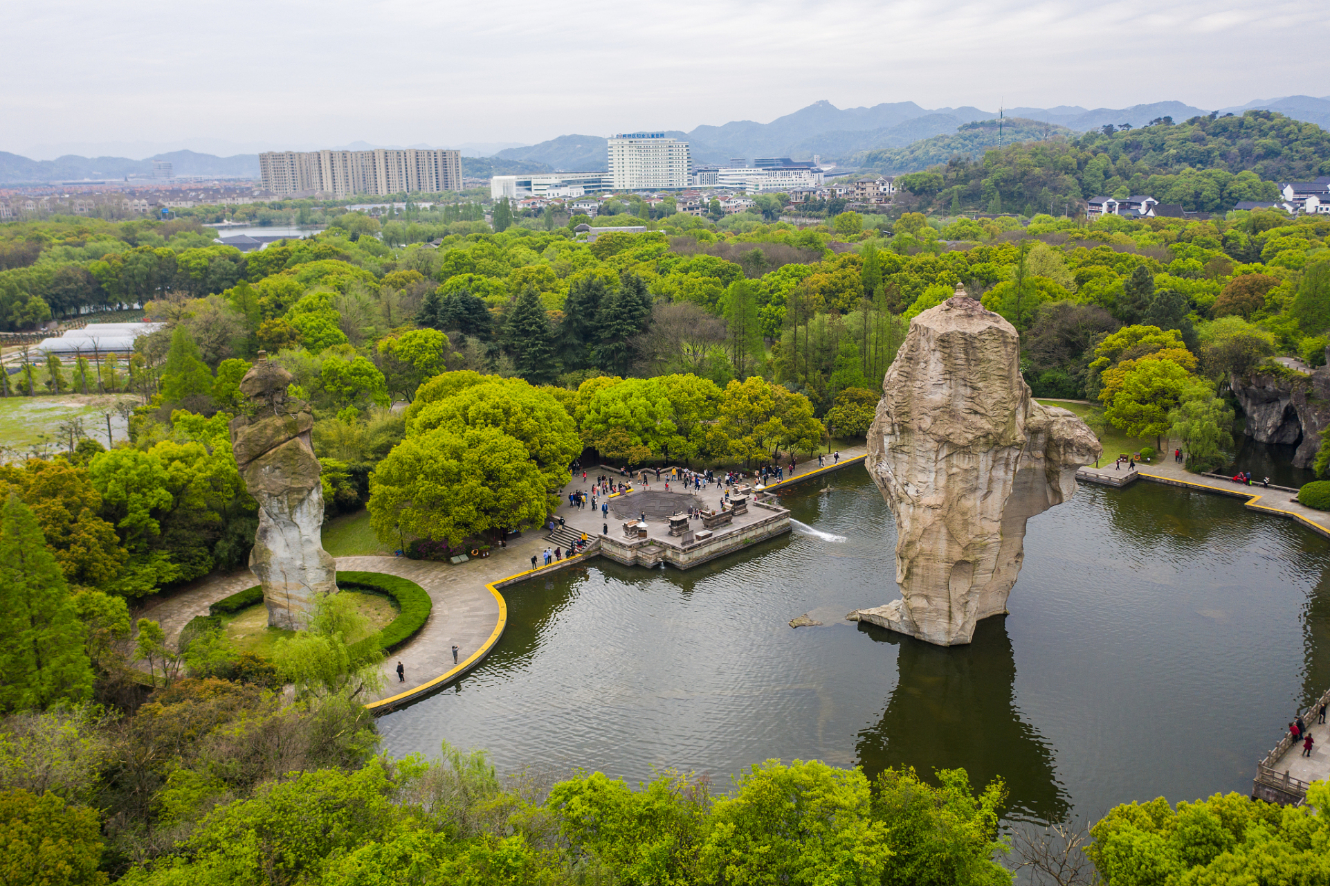 柯岩风景区位于柯山麓,涵盖柯岩,鉴湖,鲁镇三大区域.
