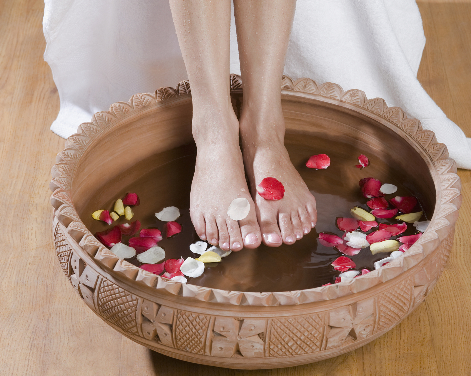 南北方保暖小技巧包括穿衣搭配,热水泡脚,喝热饮,使用暖宝宝,烤火取暖