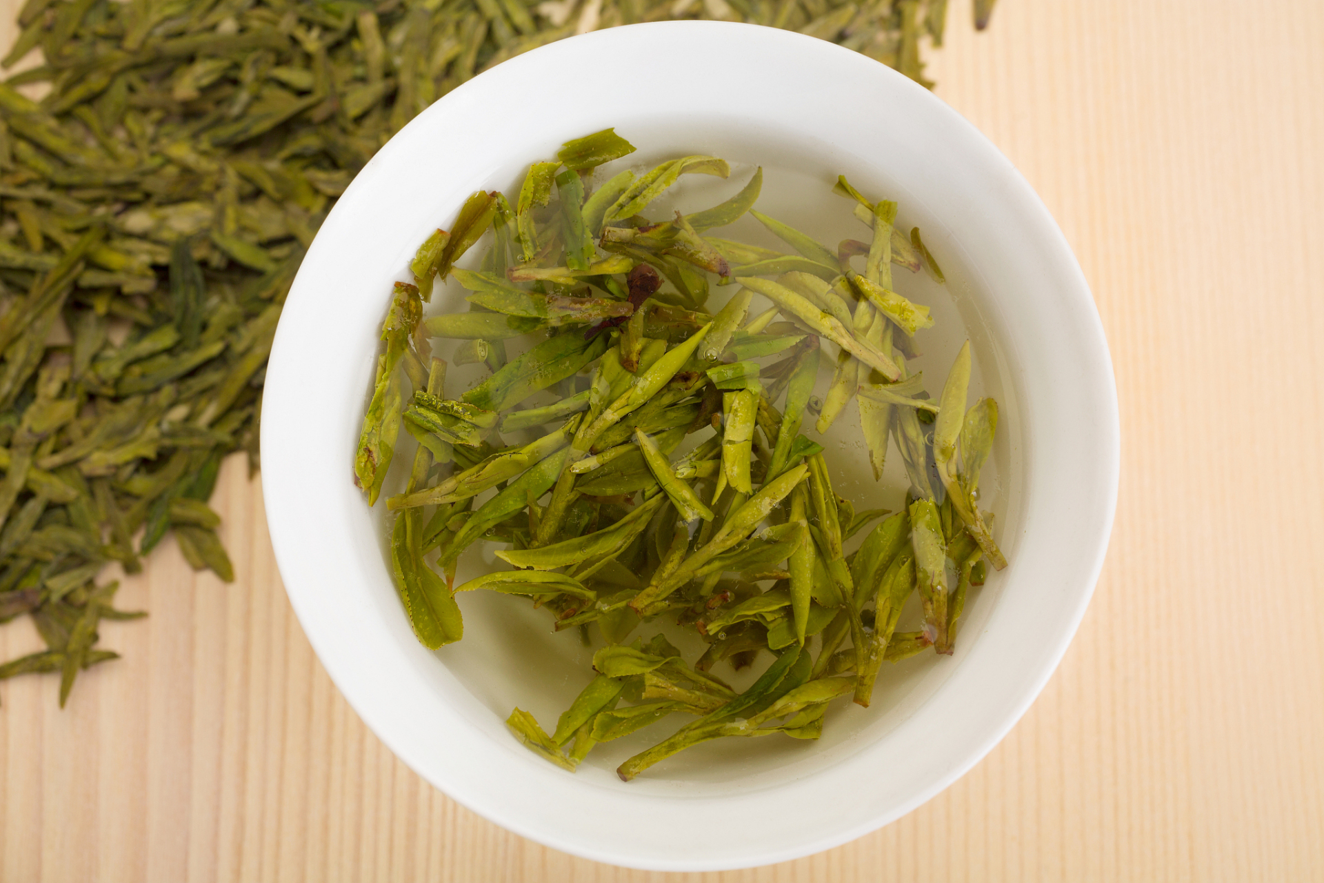 镇江醋和金山翠芽茶叶是镇江的特色美食,镇江还有粽子,蟹黄汤包和锅盖