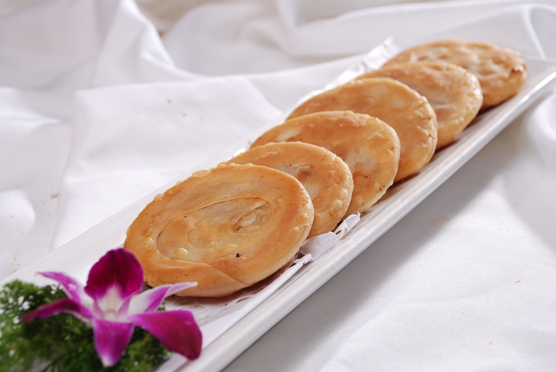 梓潼酥饼,梓潼酥饼是绵阳梓潼县的一种特色传统糕点,以梓潼特产的麦芽