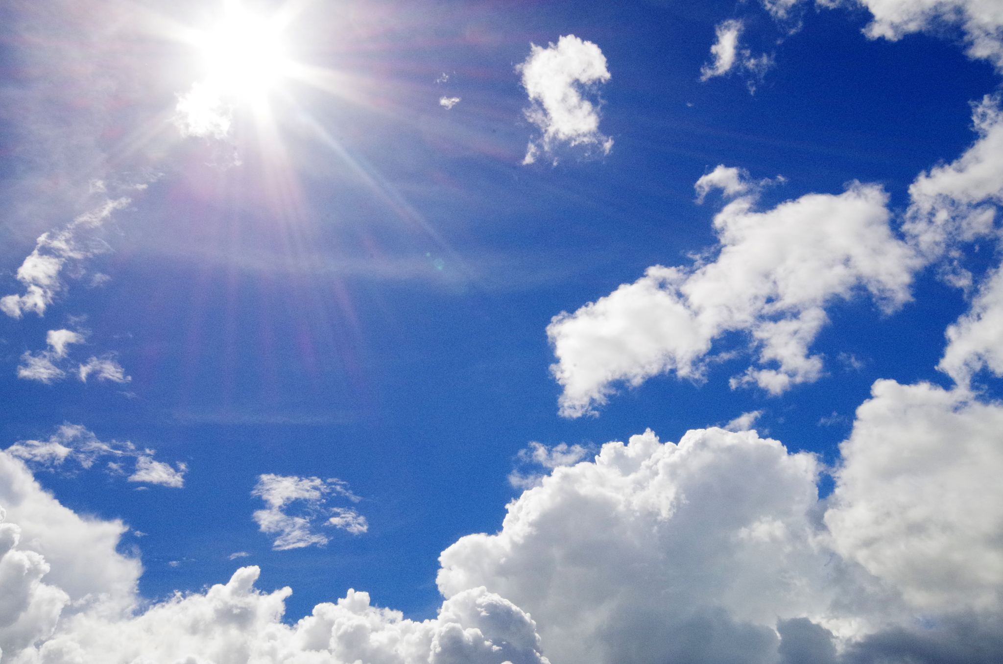 "晴空万里,心也跟着明媚起来!