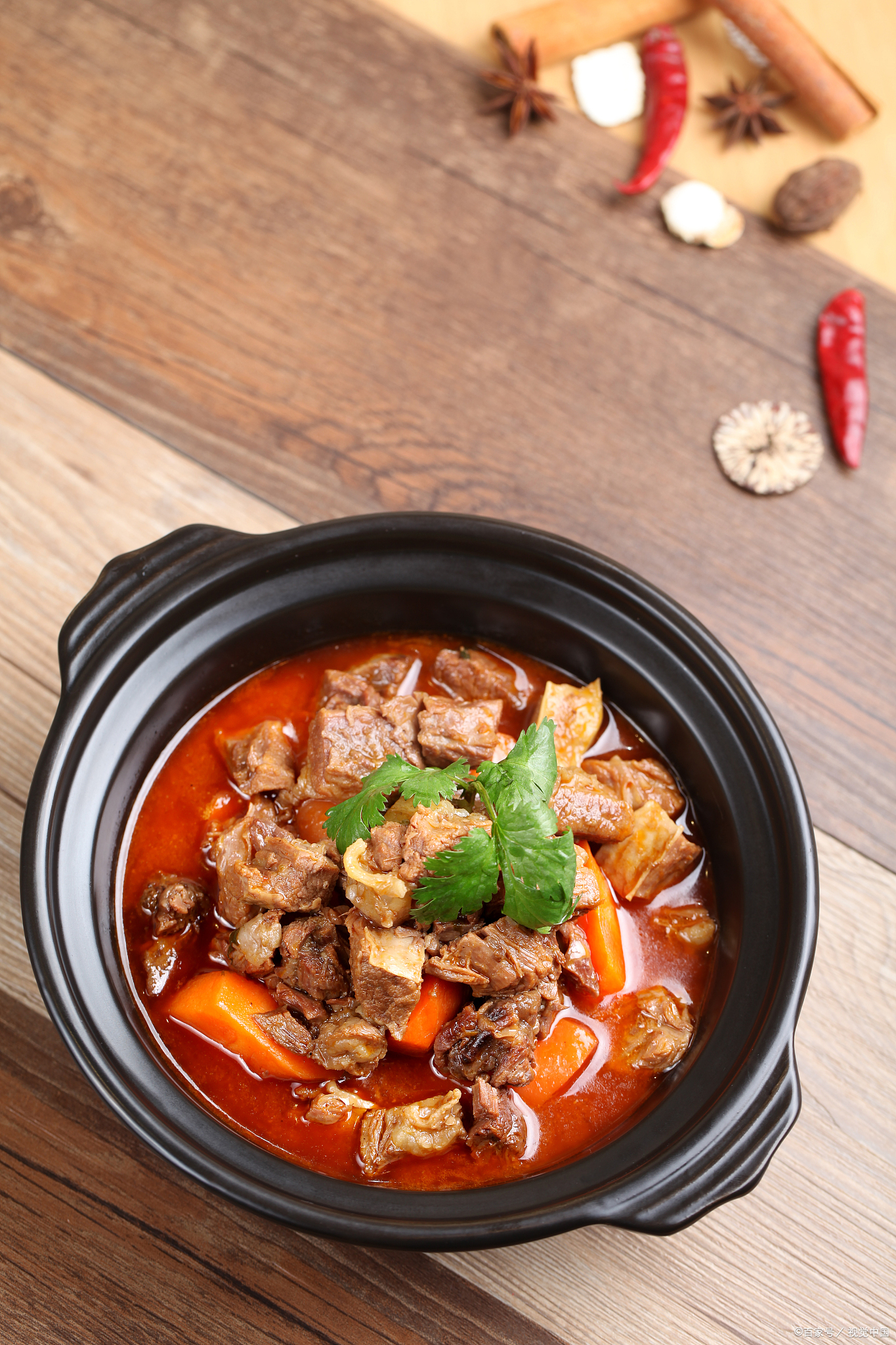 是的,牛腩,跟咱们吃的牛肉不太一样,它是那个最嫩,最能吸收汤汁的部位