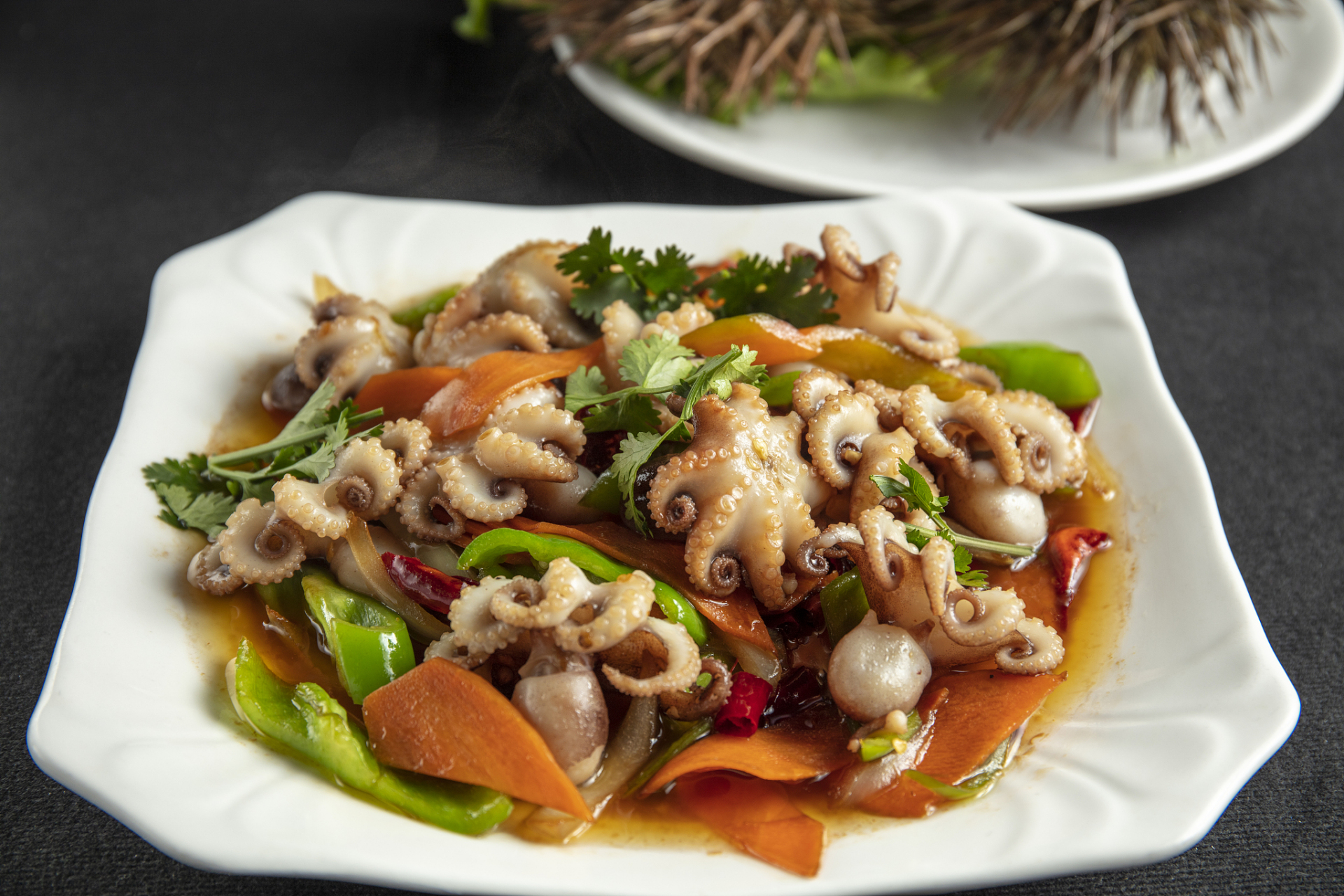 爆炒墨鱼是一道家常美食,将墨鱼和蔬菜炒在一起,口感鲜嫩,香辣可口.