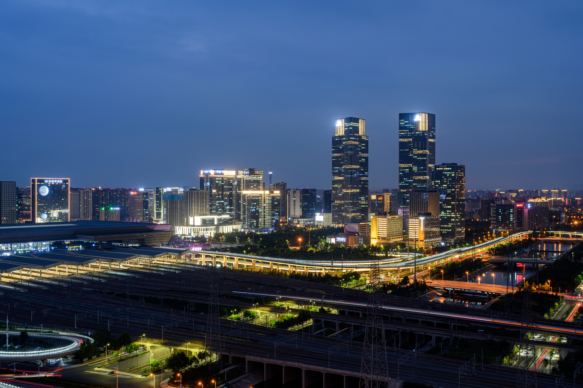 在这个瞬息万变的时代,郑州东站以其独特的地位和卓越的运输能力,成为