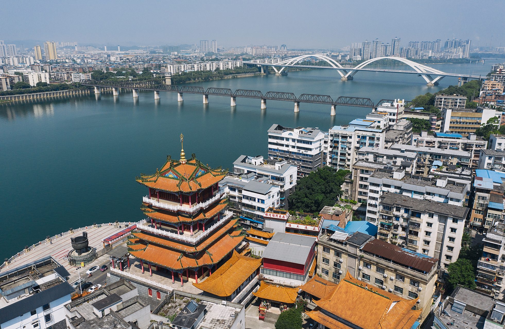 "我这次的旅行目的地是湖南岳阳,一个充满自然美景和人文历史的城市