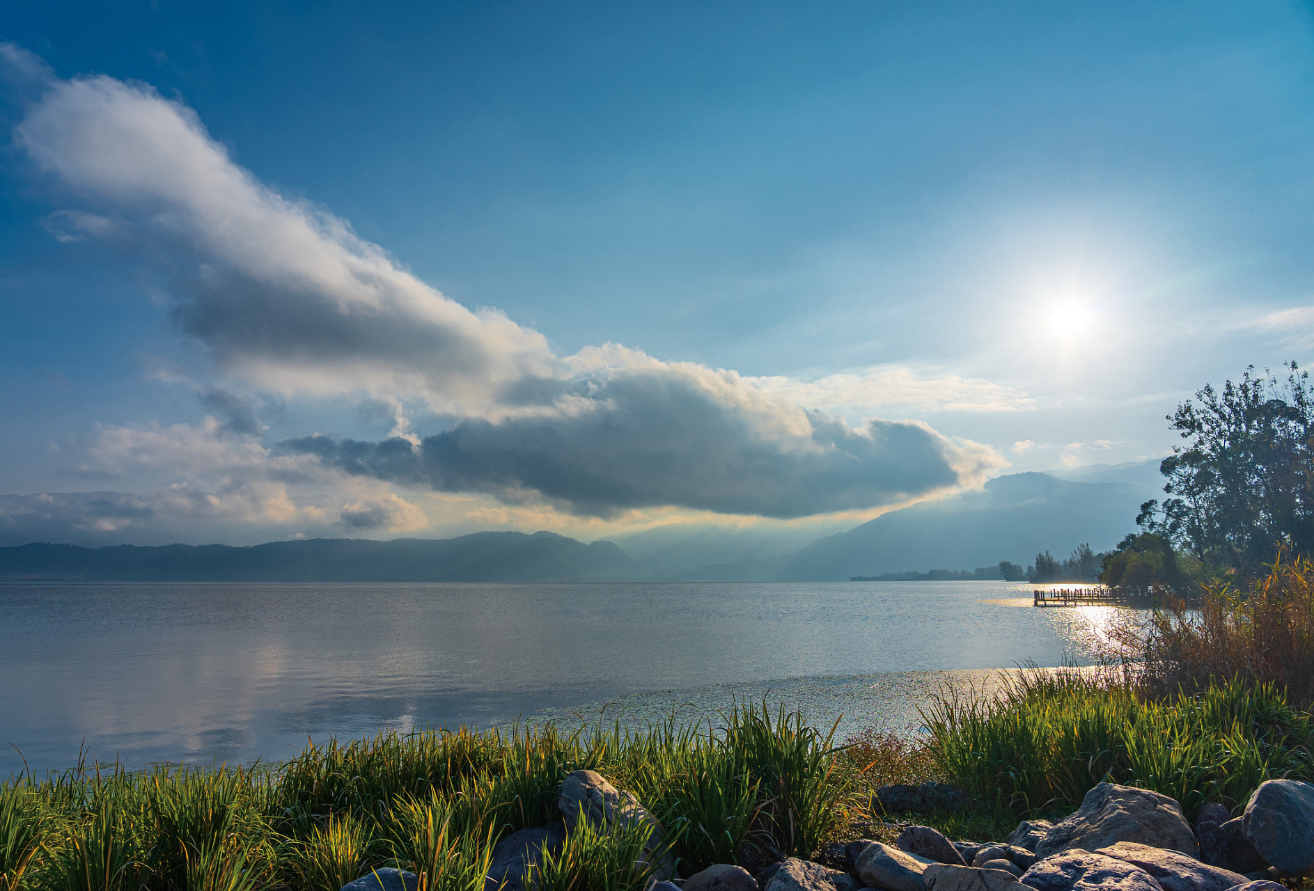 邛海,位于四川省西昌市境内,是四川省最大的淡水湖泊之一,也是一个