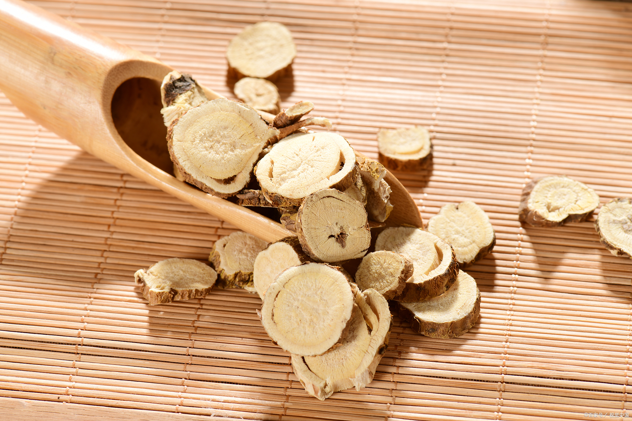 皮肤瘙痒 3,蛇床子:燥湿祛风,杀虫止痒,用于阴痒带下,湿疹瘙痒#苦参