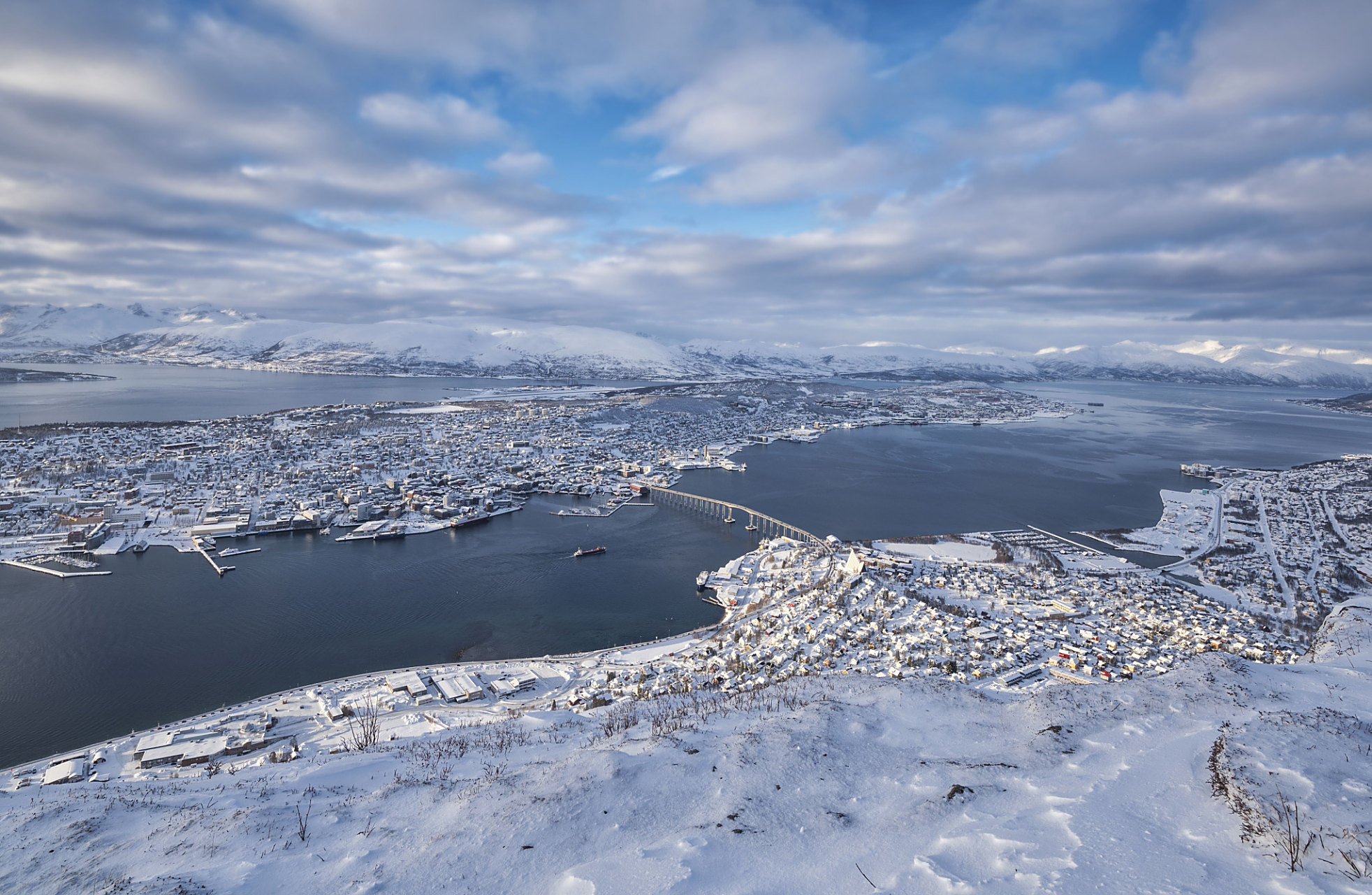 中国游客大量涌入冰岛 对当地旅游业和社会产生了深远影响.以下是我对
