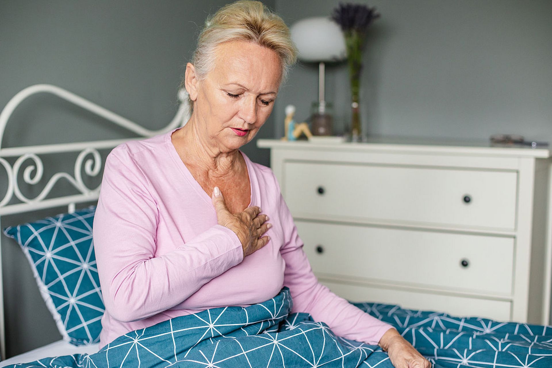 【患者自述】:我总是在平躺着睡觉时觉得胸部肋骨那块疼,甚至到无法