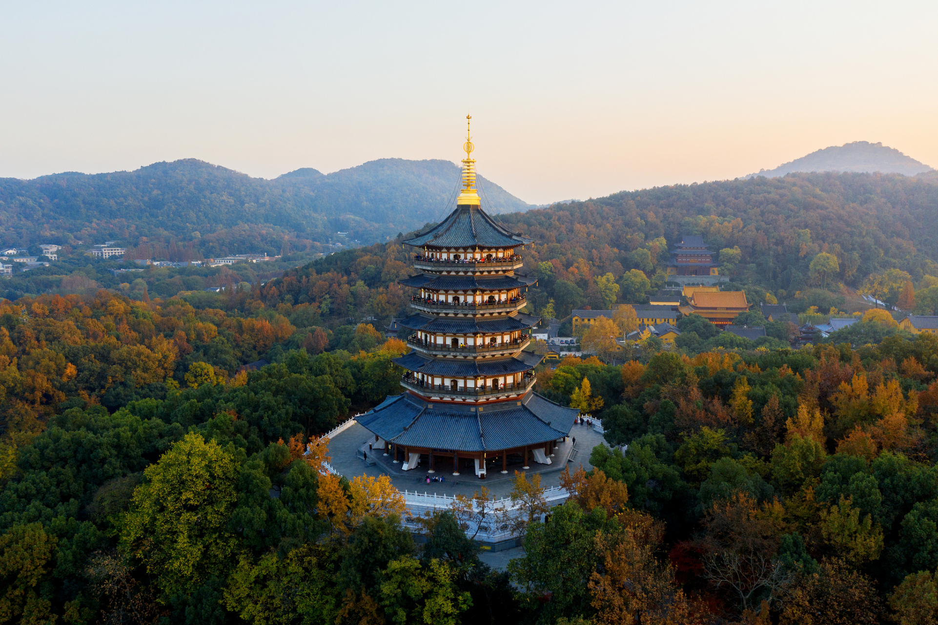 西关砖塔,位于浙江省会杭州市西湖风景区岸夕照山的雷峰上