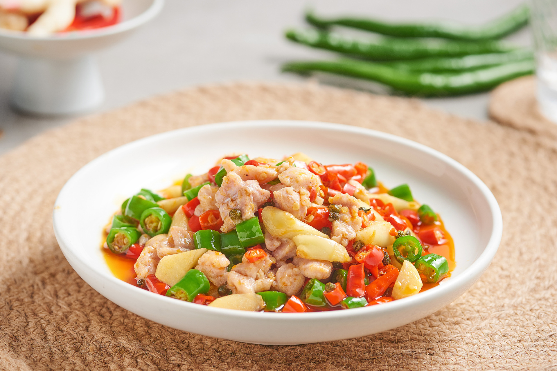 泡椒田鸡是一道酸辣可口,肉质鲜嫩的川菜,需要准备田鸡,泡椒等食材