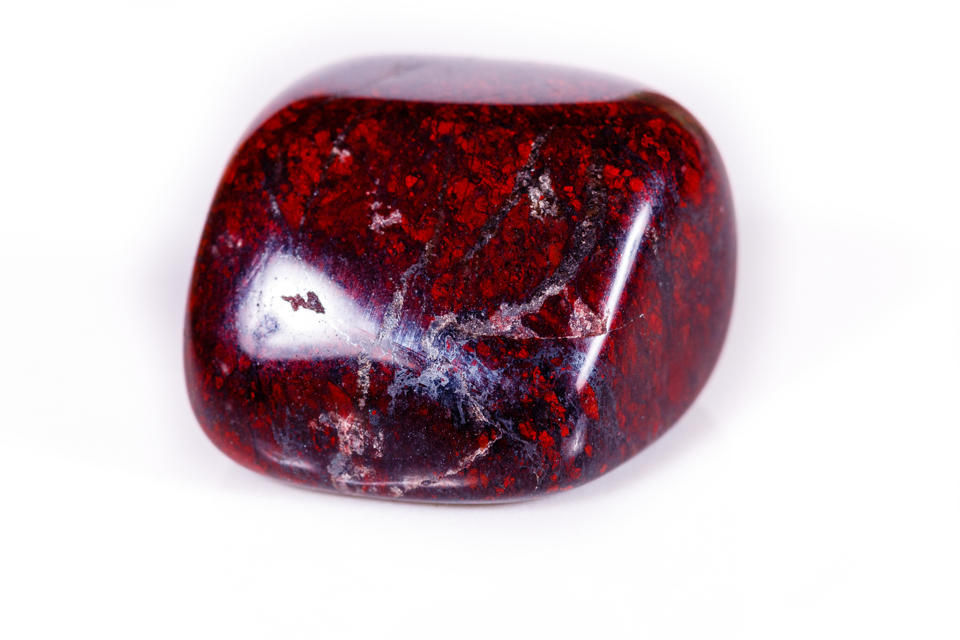 这些特征不仅使得红伊丁陨石具有很高的科学研究价值,同时也使其成为