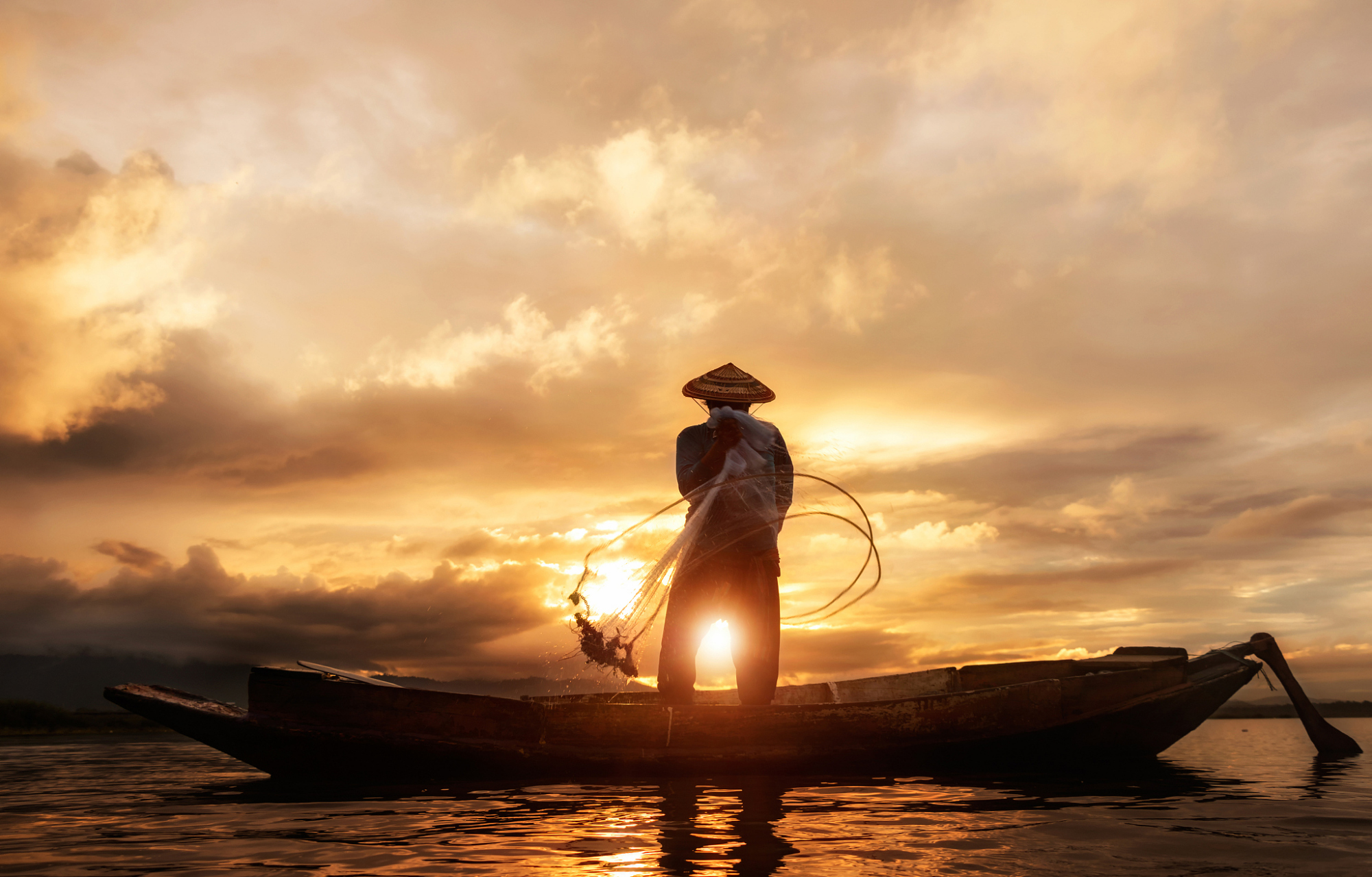 很久很久以前,有一个贫穷的渔夫,他每天都在海边勤劳地捕鱼,但他总是
