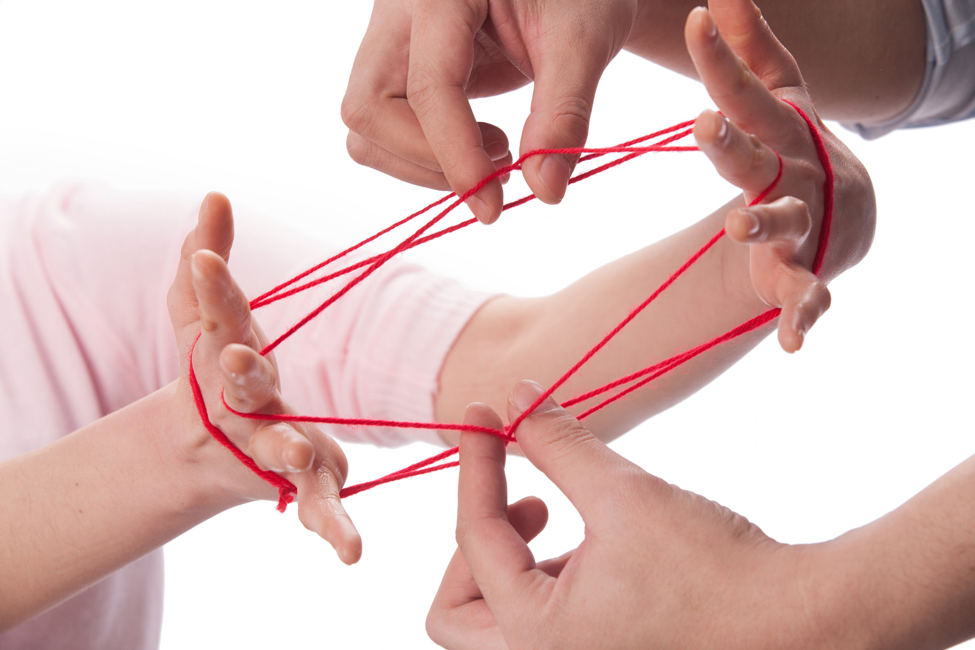 翻花绳是一种传统的双人游戏,通过选择不同的图案,两个人密切合作翻出