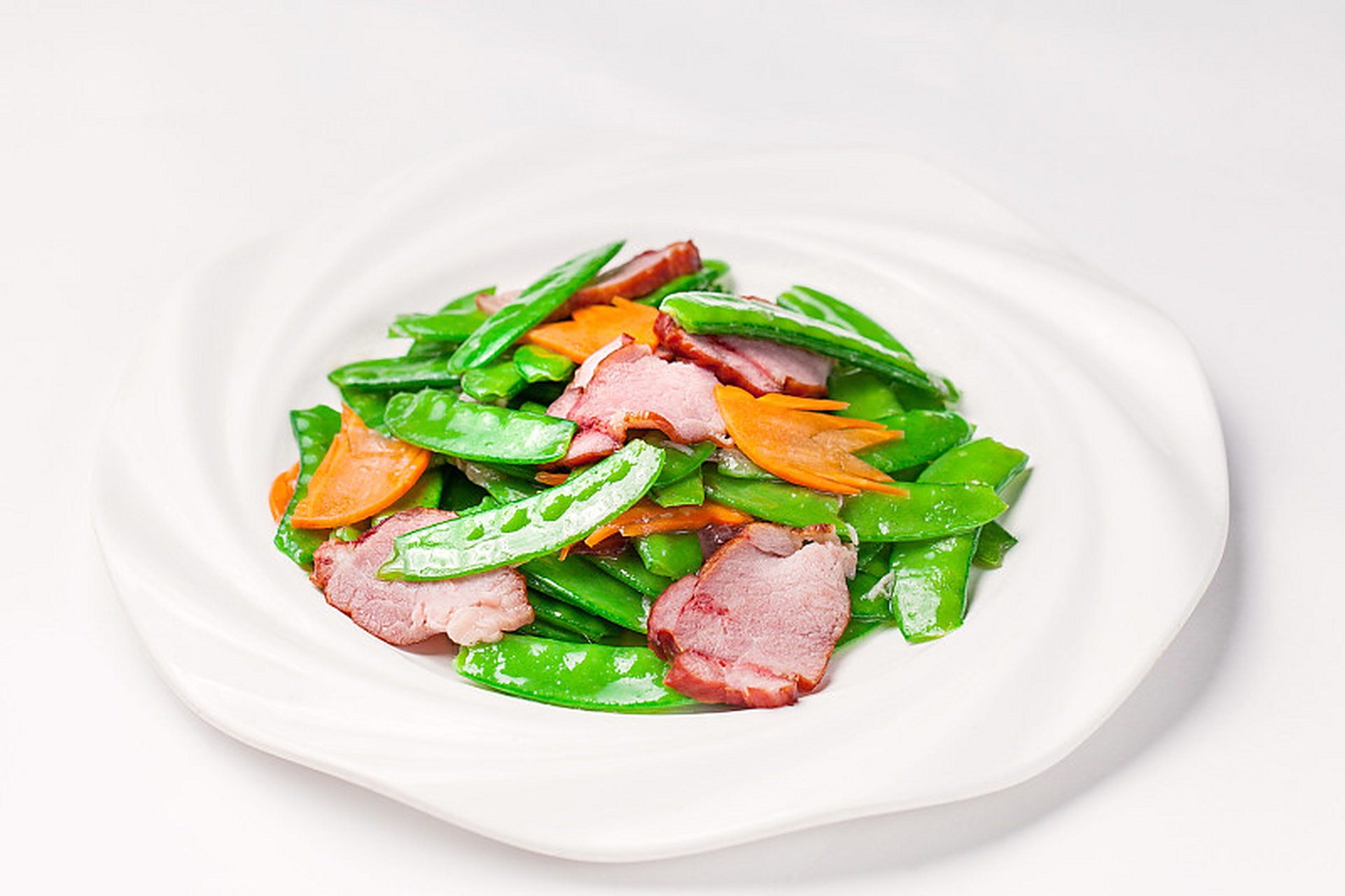 腊味荷兰豆是一道富有独特风味的荷兰豆菜肴,它以荷兰豆为主料,配以