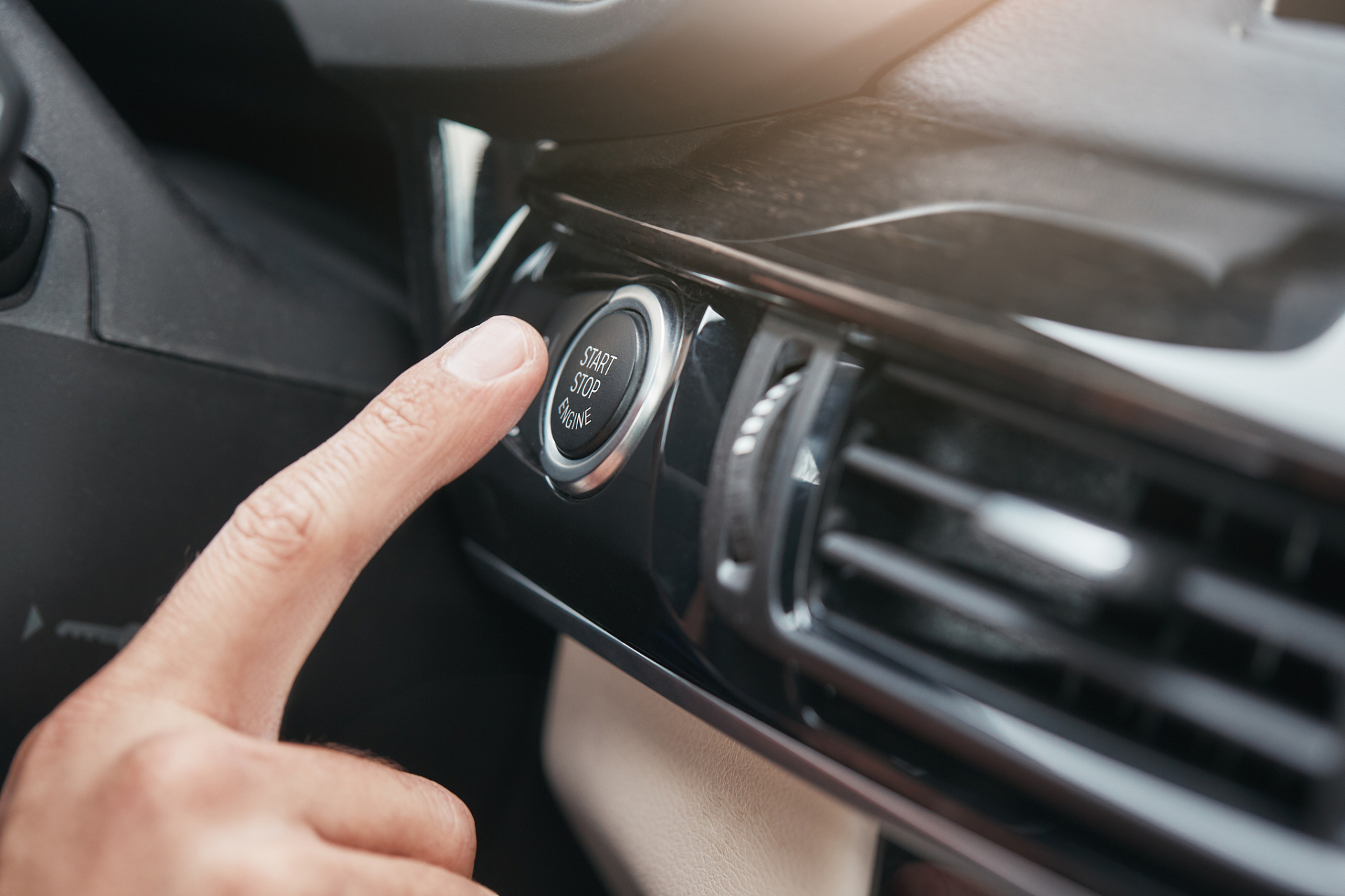 随着汽车行业的不断发展,汽车的智能化和便利性也得到了极大的提升.