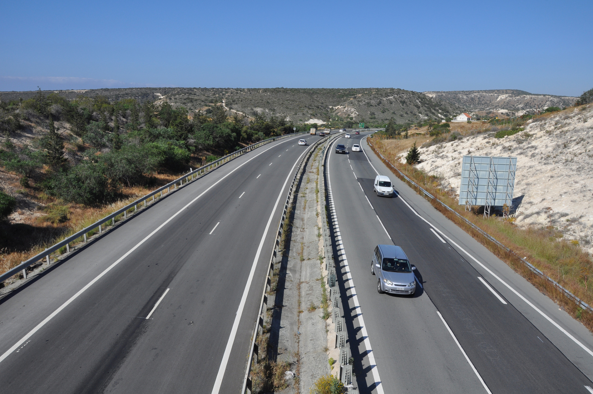 美国高速公路与中国高速公路:各有千秋  美国高速公路与中国高速公路