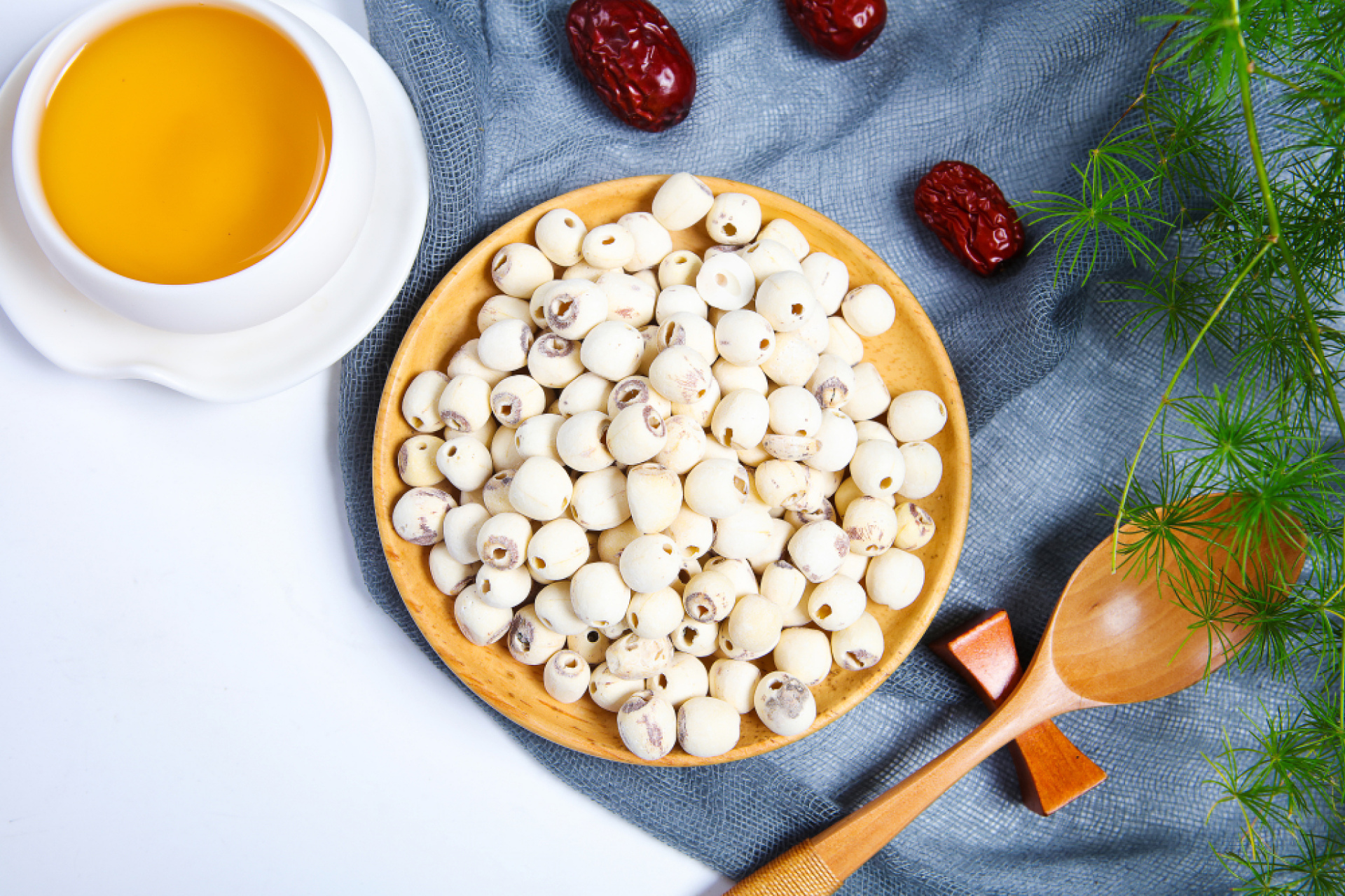 8215清热解暑 莲子性质甘,淡,微寒,有清热解暑,生津止渴的功效