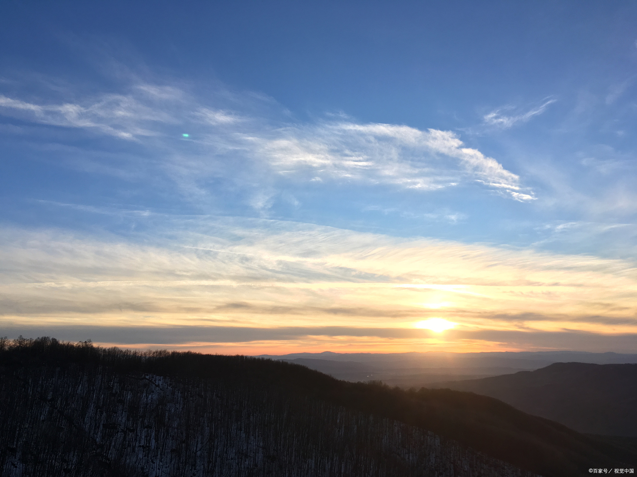双鸭山完达山云海日出,晨光洒落云霞漫天,仙境美景必看啊!