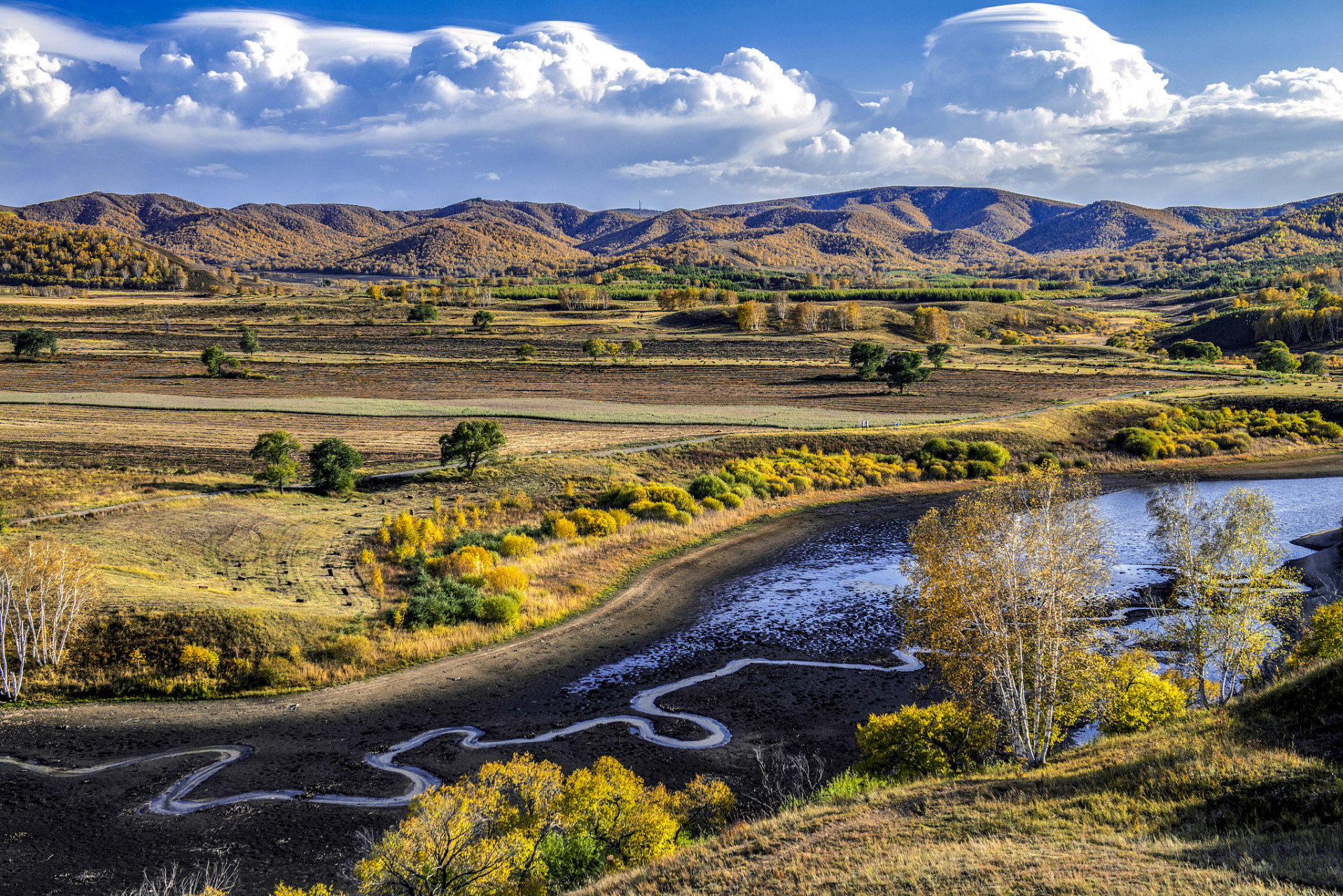 那拉提库勒塞沟景点位于新疆维吾尔自治区伊犁哈萨克自治州巩留县,是