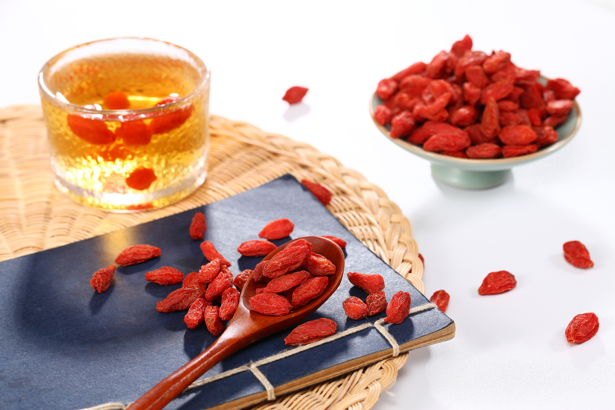 今天想聊聊吃枸杞这个事情,枸杞可以增加肝的耐受力,经常在电脑面前