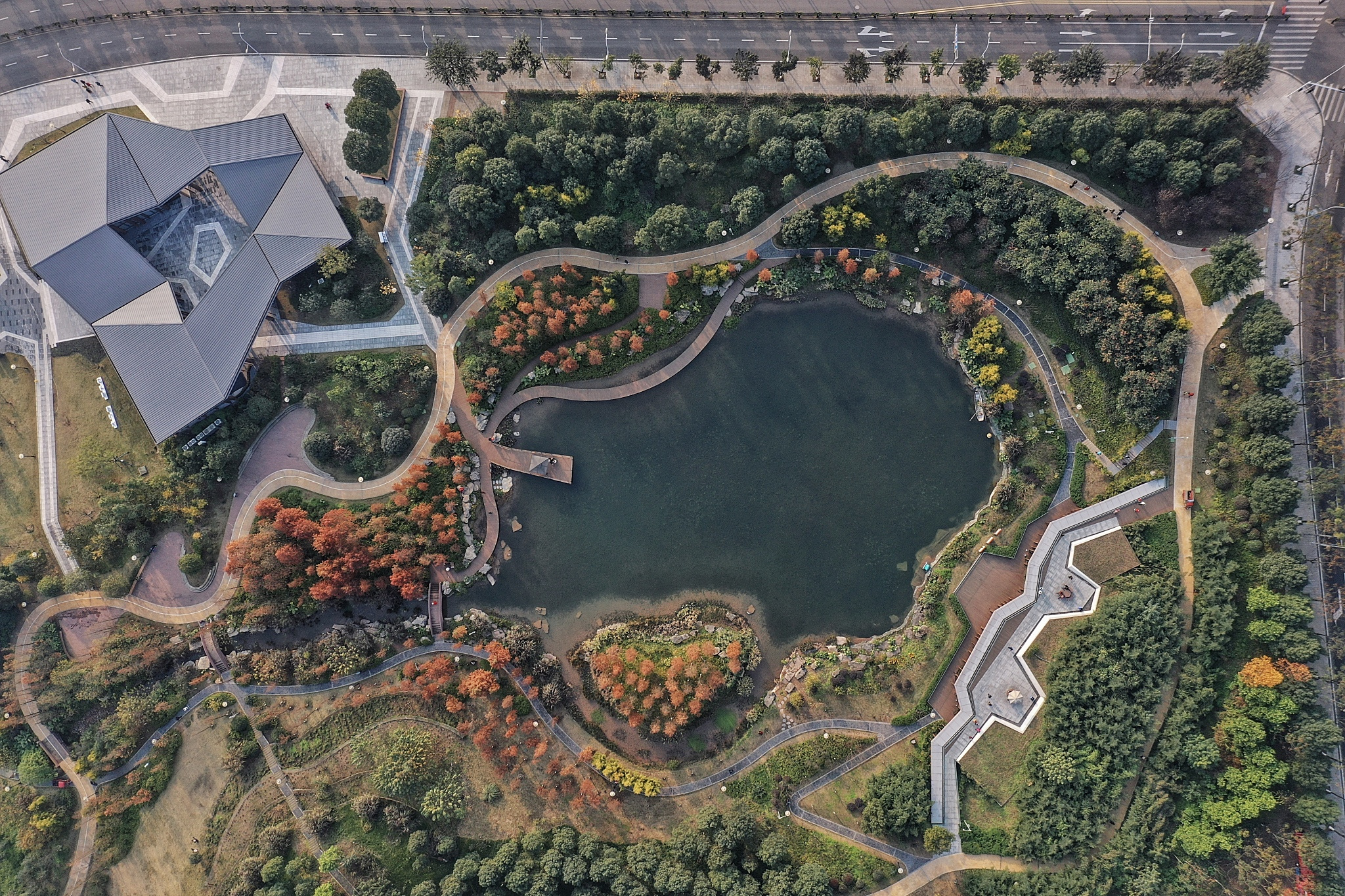 礼嘉智慧公园是一座集科技,生态,文化于一体的现代公园,提供便捷舒适