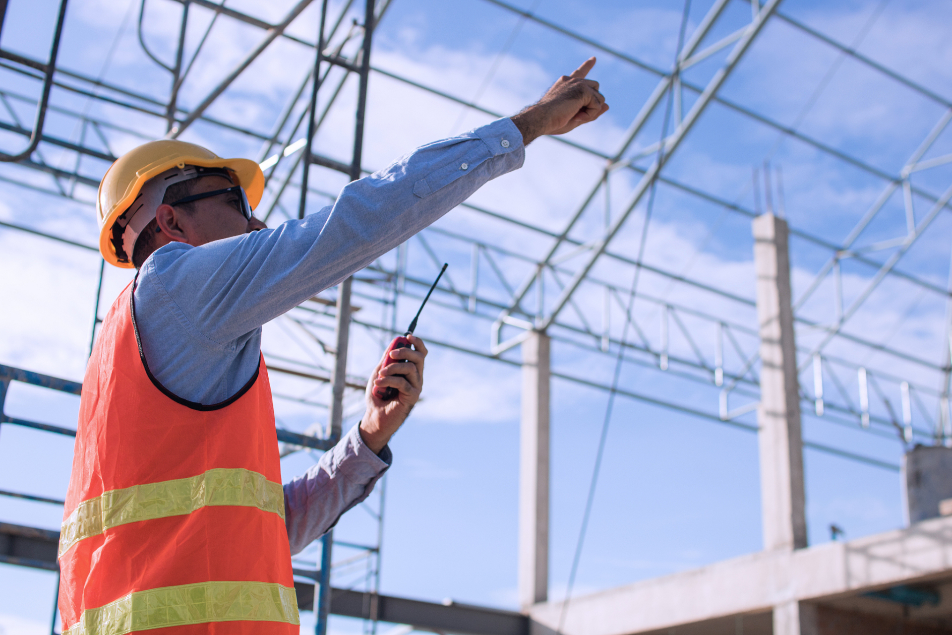 建筑信号工需要掌握操作塔式起重机的技能和知识,为建筑施工提供准确