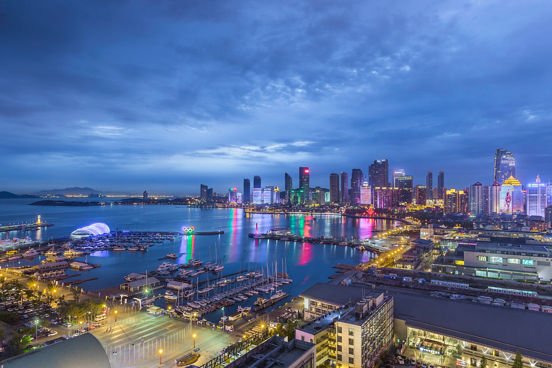 以下是三个不容错过的烟台夜景打卡地.  首先是烟台山公园.