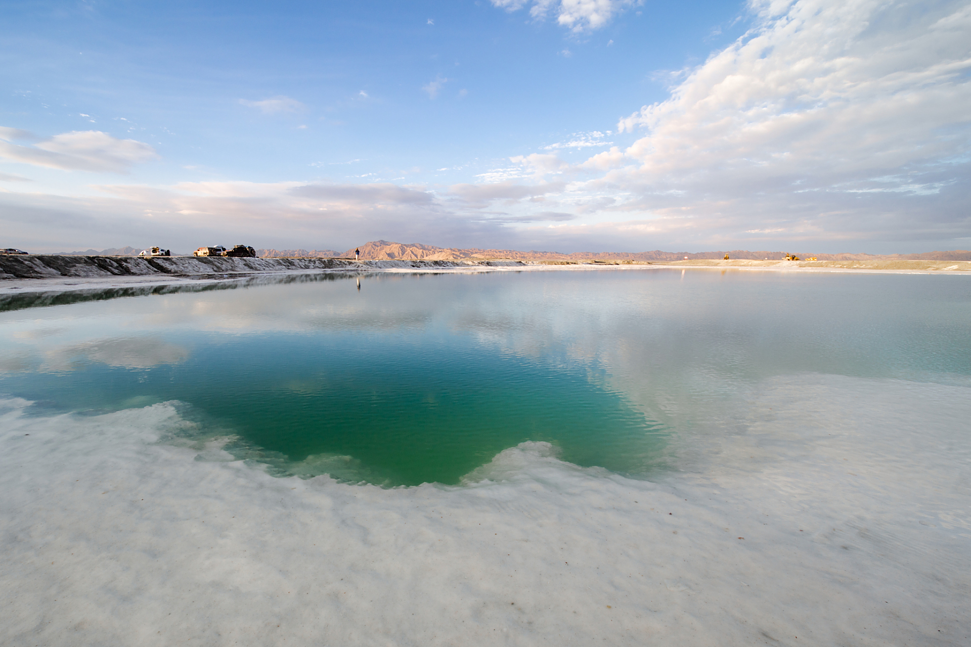位于大西北的柴达木盆地深处,海拔3100余米的翡翠湖是大柴旦地区一处