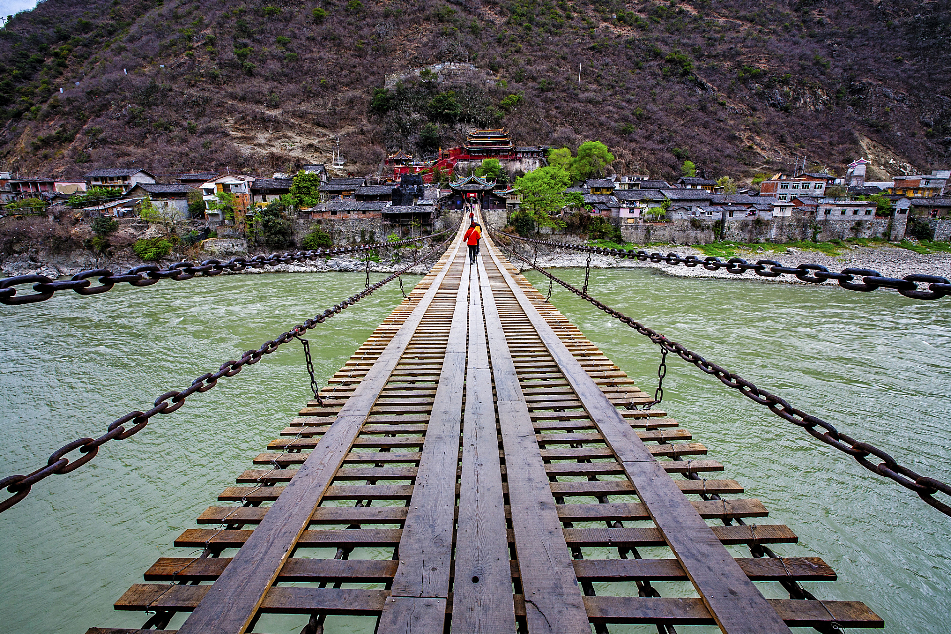 过泸定桥时强制购买保险?景区回应引发热议,网友:建议别开放了