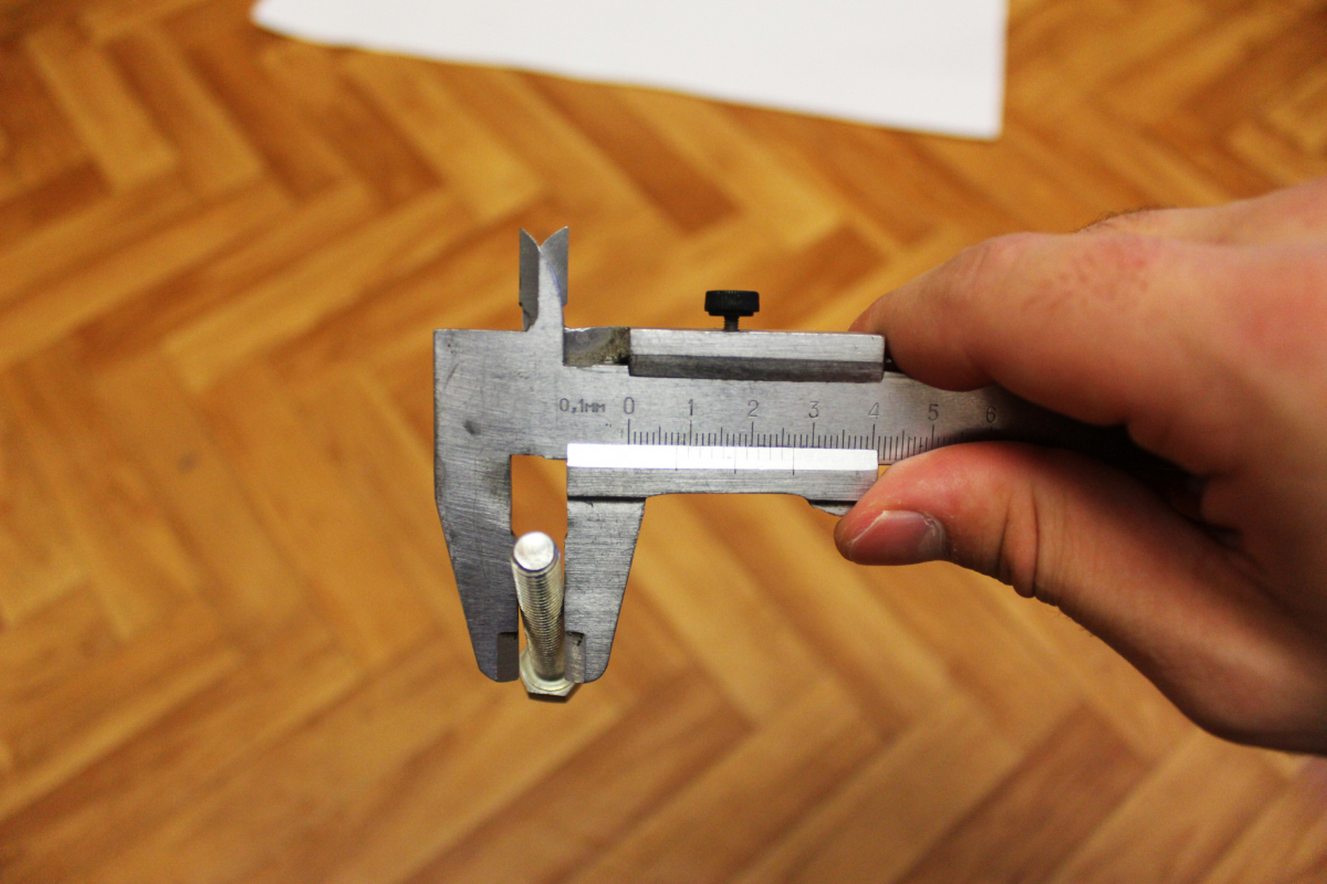 分光计游标盘上设置两个游标是为了消除分光计的偏心差.