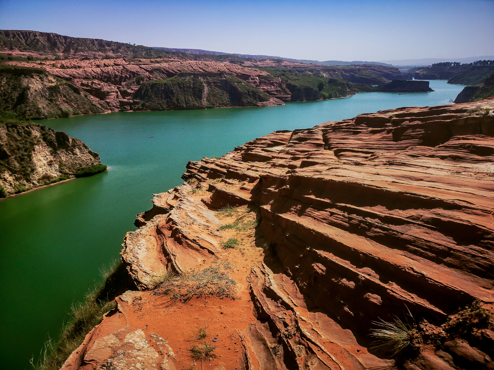 它西距昭陵3km,东南距泾阳县城16km,关中环线公路近在咫尺,是镶嵌在