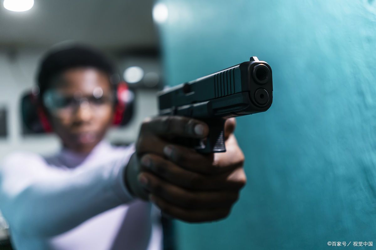 美媒报道,刚刚过去的周末,美国芝加哥发生多起枪击事件,已致至少5人