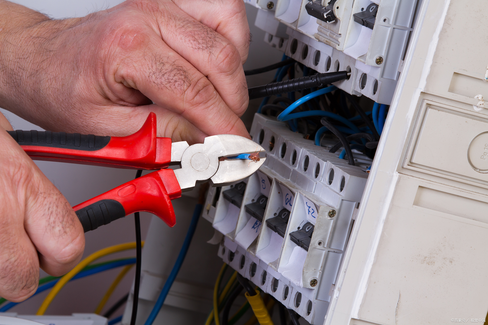 太原修各种灯具 插座没电维修移位