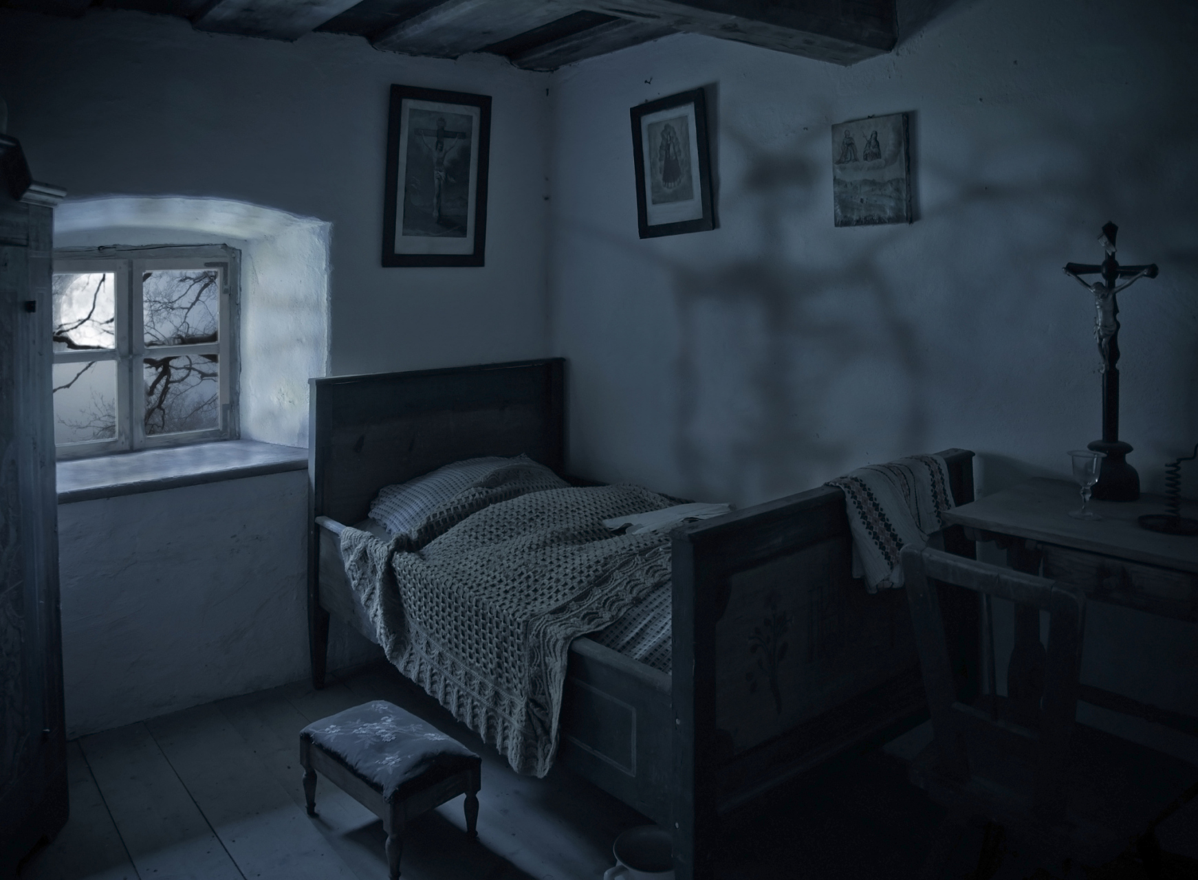 创造人工照明:使用适当的照明设备,如led灯等,提供足够的亮度