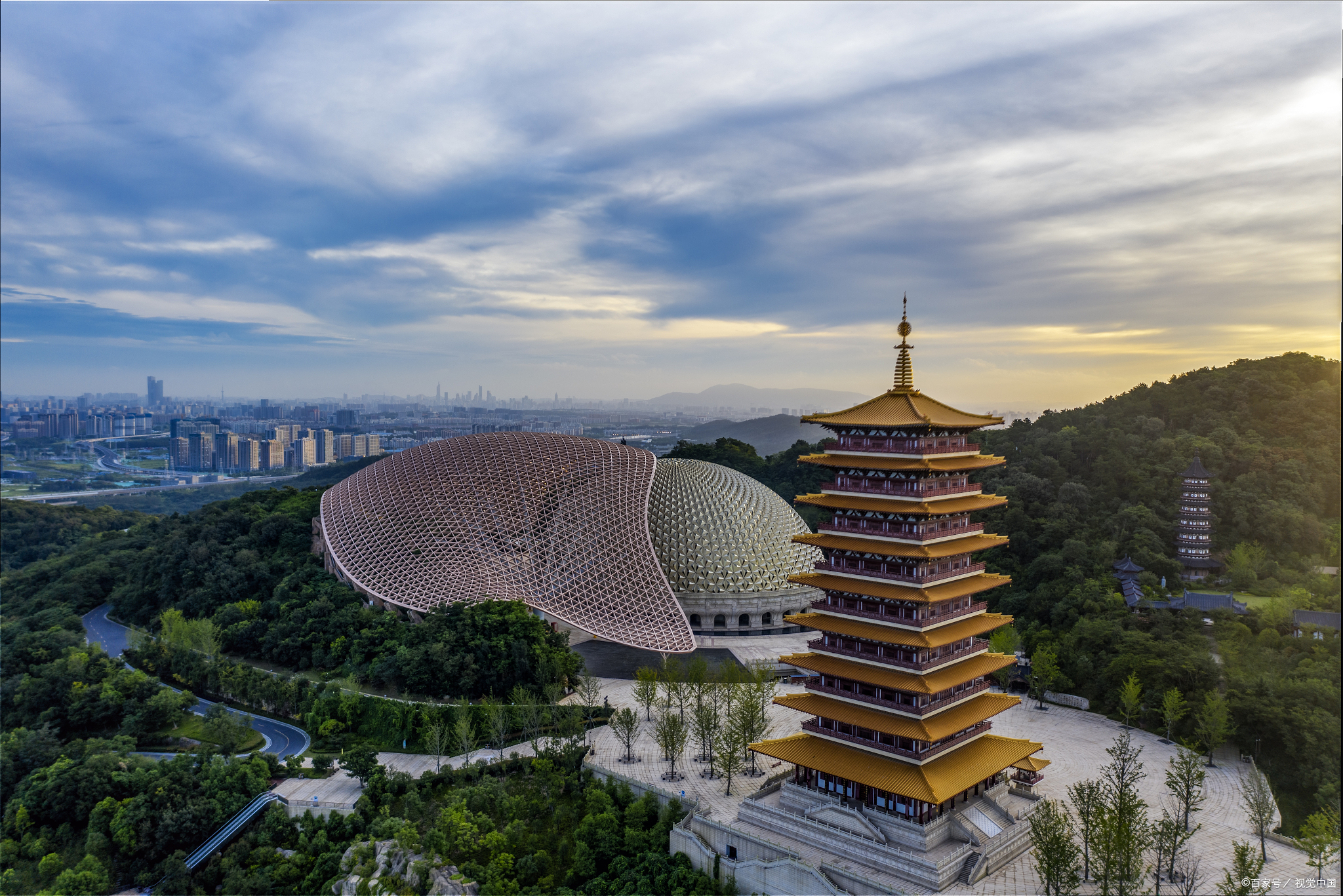 南京有许多值得一游的旅游景点,以下是南京旅游景点排行榜前十名: 1