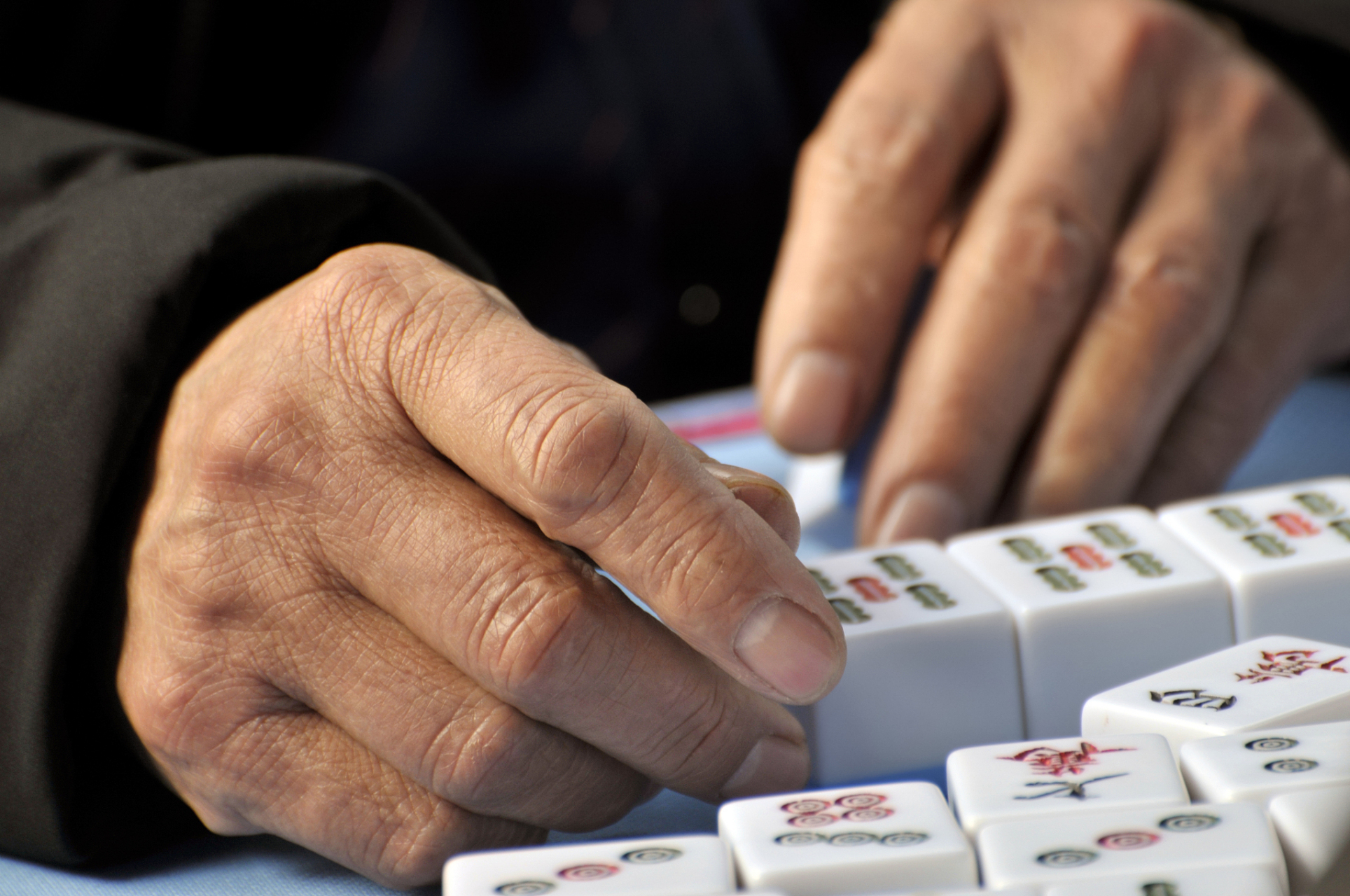 村里有个女人特别爱打牌,欠了一屁股债,她老公管不住她,就和她离婚了