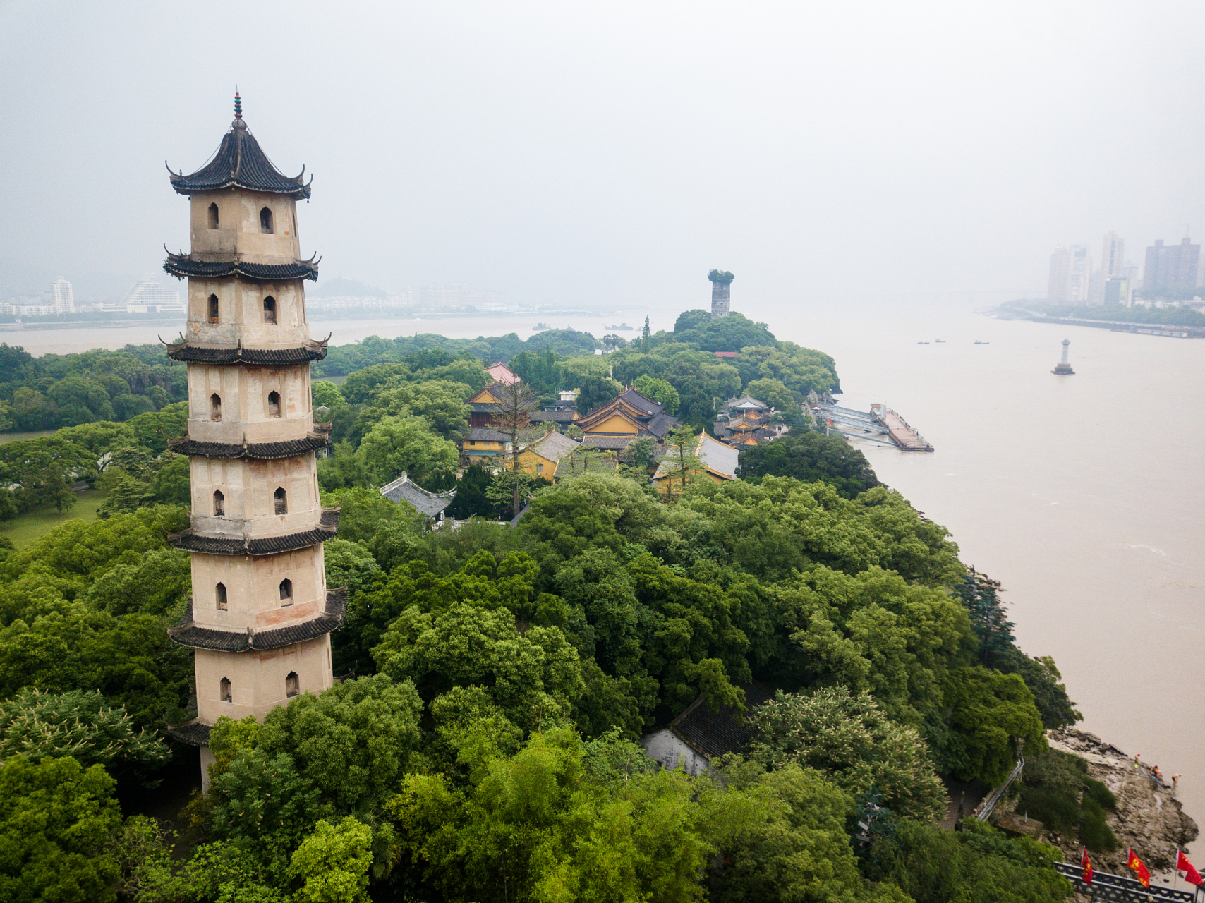 无论您是历史爱好者还是寻找独特夜景的人,江心屿都能满足您的