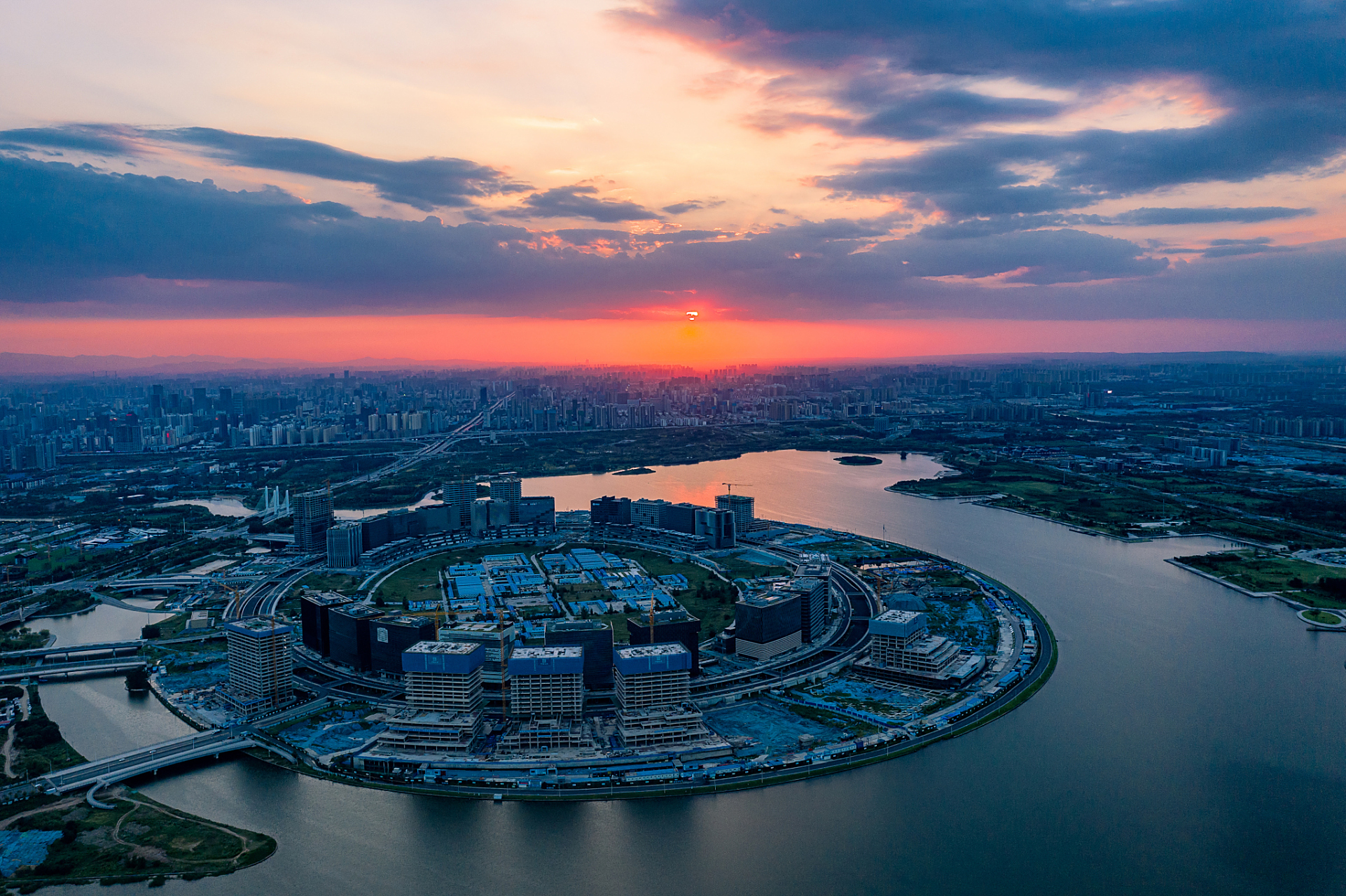 金融岛位于郑州北龙湖中部核心,如意西路一直向北,通过北三环就能