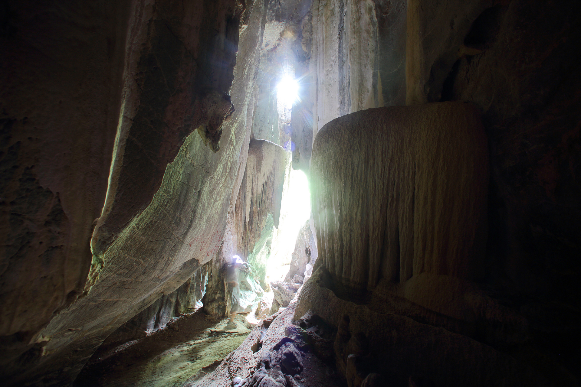 天地宝洞是位于二郎滩绝壁上的天然溶洞,更是郎酒得天独厚的天然储酒