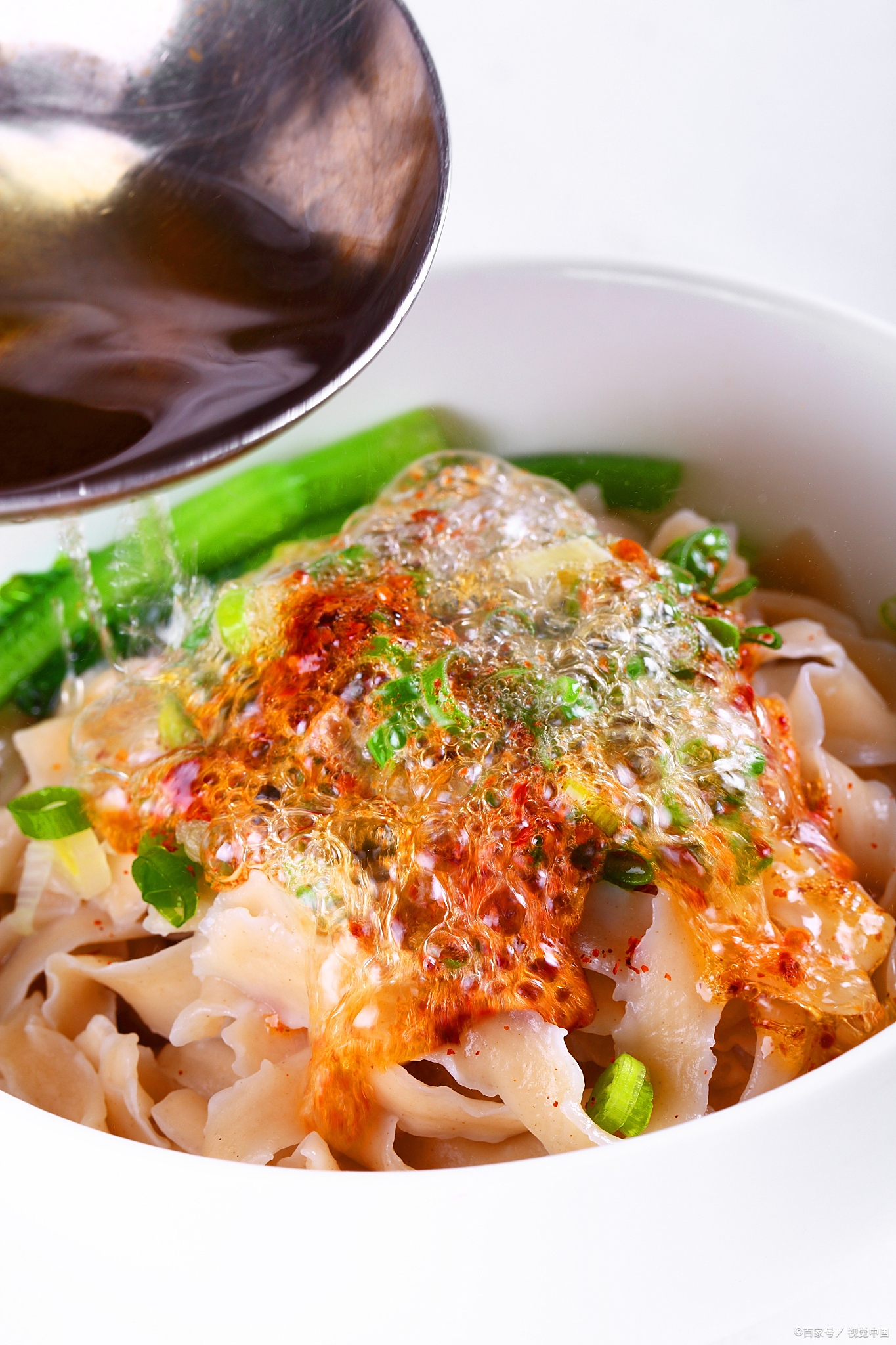 西安舌尖上的美食——油泼面:浓郁醇香,回味无穷