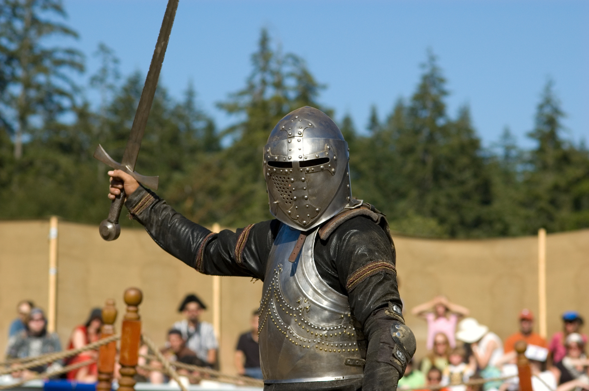 二战战场上,士兵为什么不举着一个铁盾牌冲锋,铁盾牌应该能挡住前方的