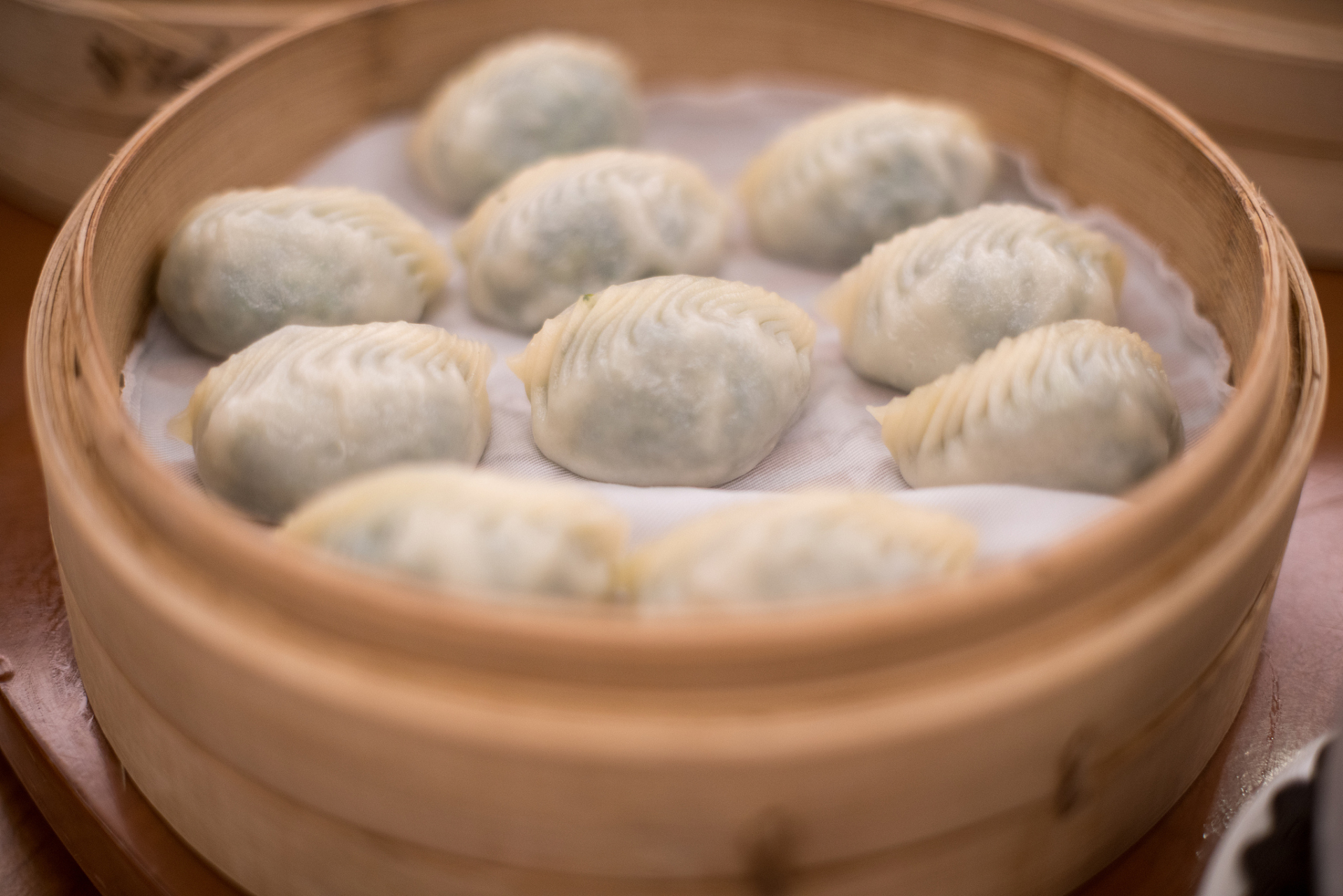 说到常州的美食,怎能不提那令人垂涎三尺的加蟹小笼包呢?