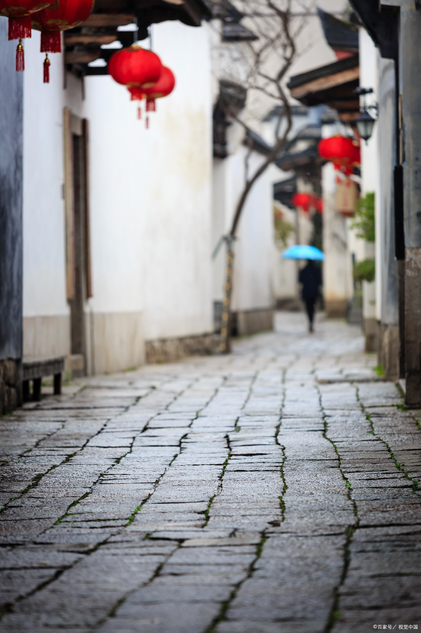 雨中江南古镇图片