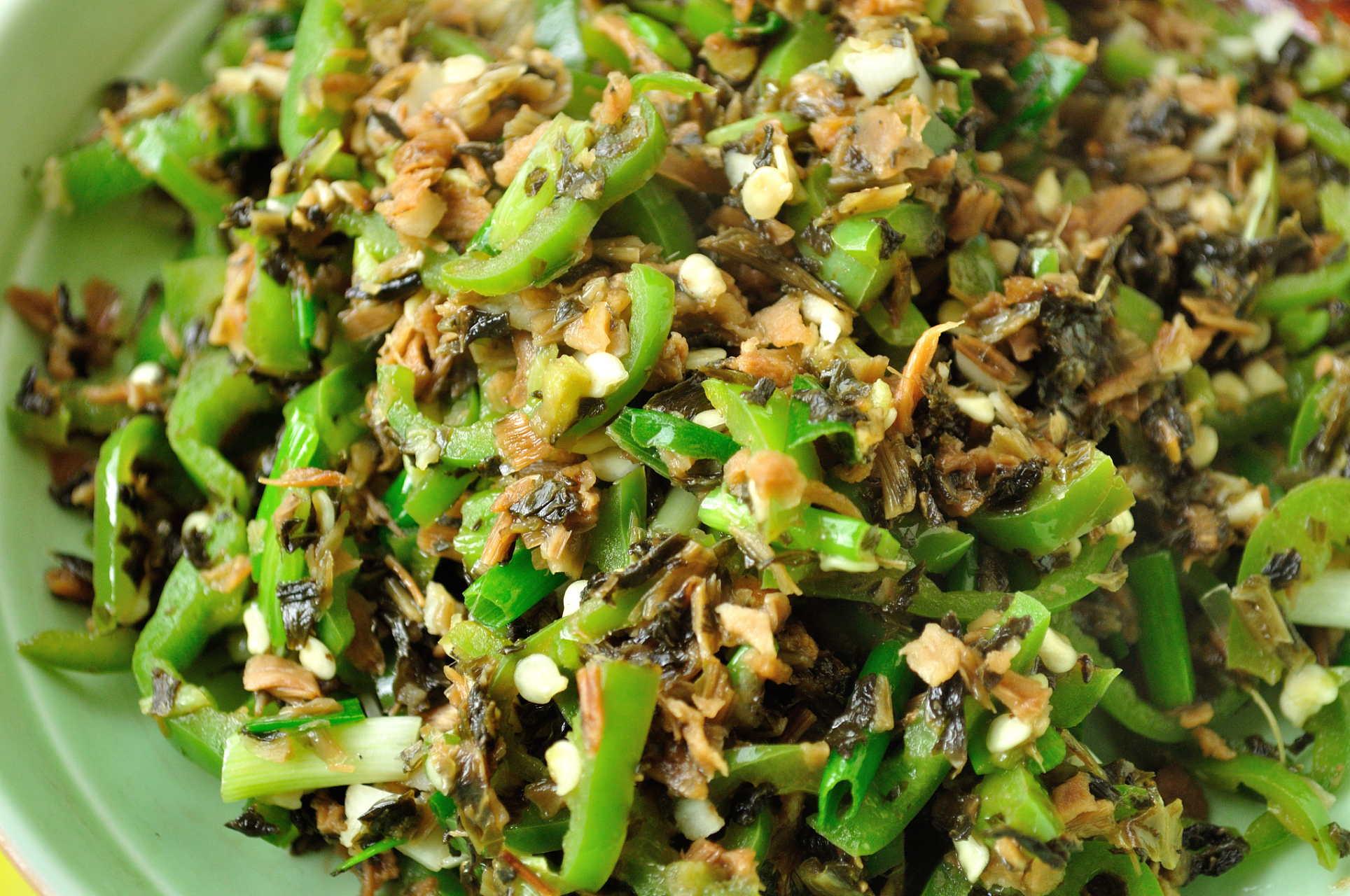 雪里蕻的吃法之"雪里蕻炒肉丝" 选取腌制好的雪里蕻300克,搭配肉和