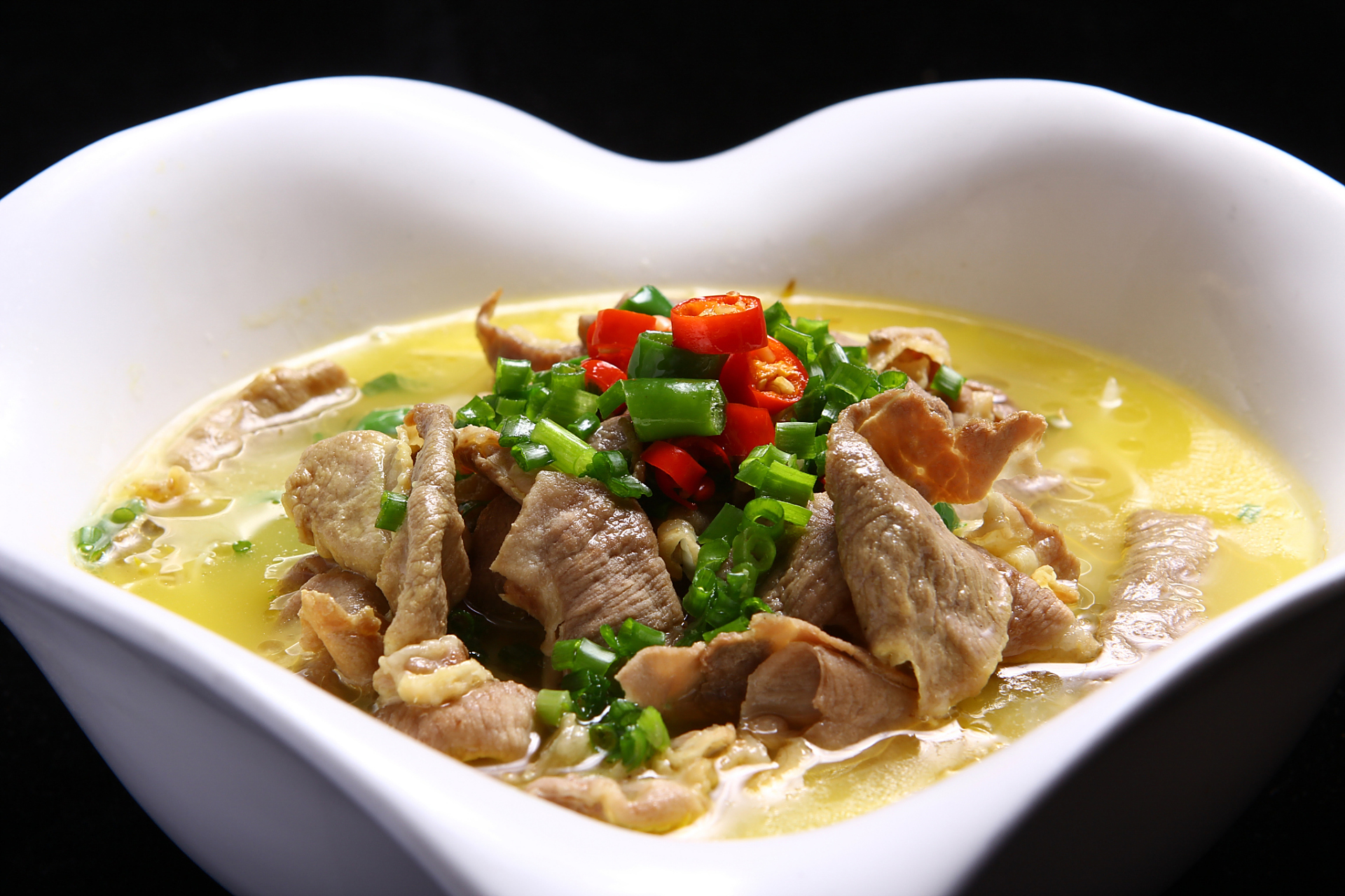 3,把羊肉里加入料酒和生抽拌匀,在加入水淀粉并抓匀,腌渍约20分钟.