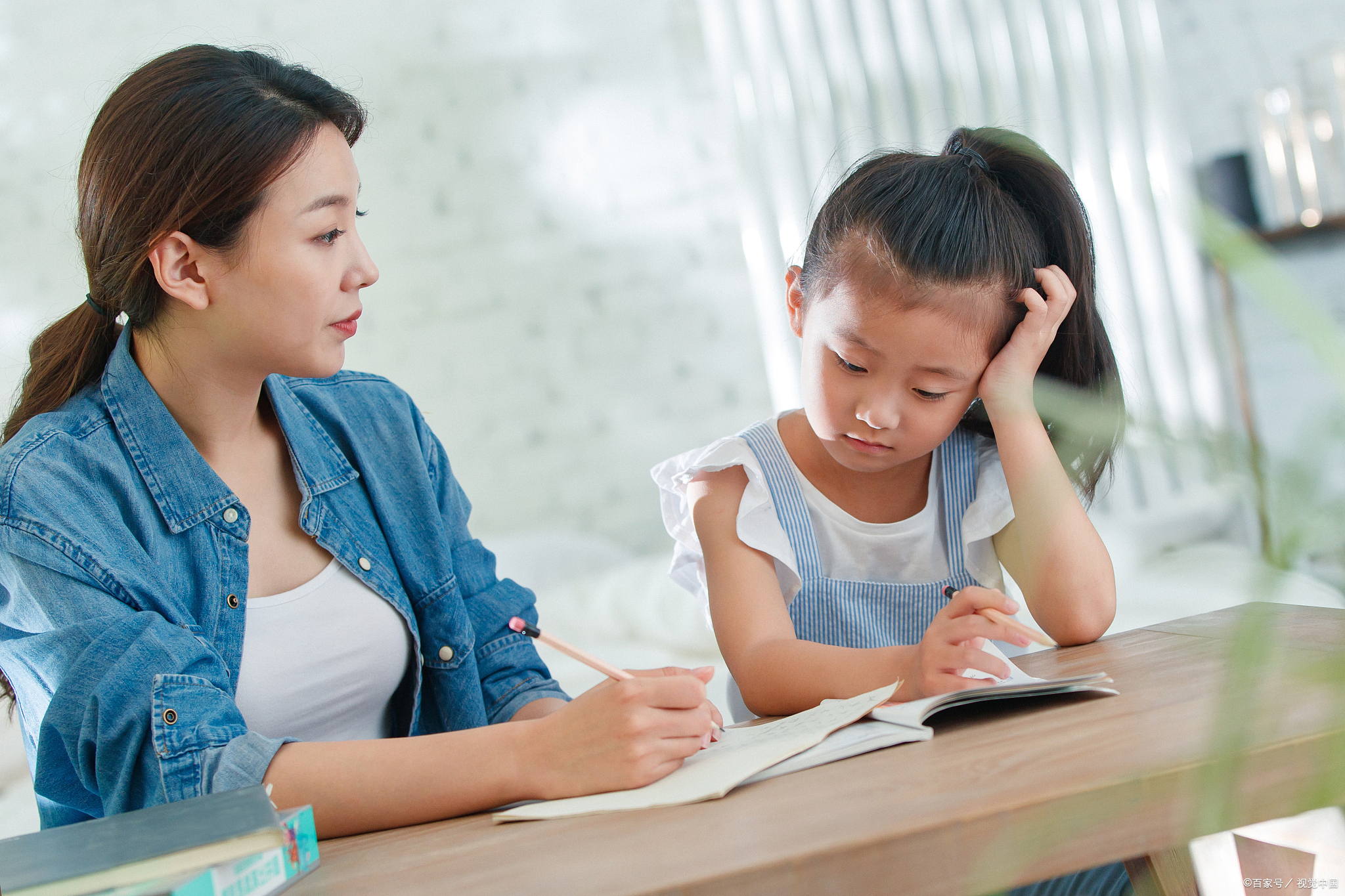 教育专家提醒:陪孩子写作业不是做监工,做到这几点陪伴才有效