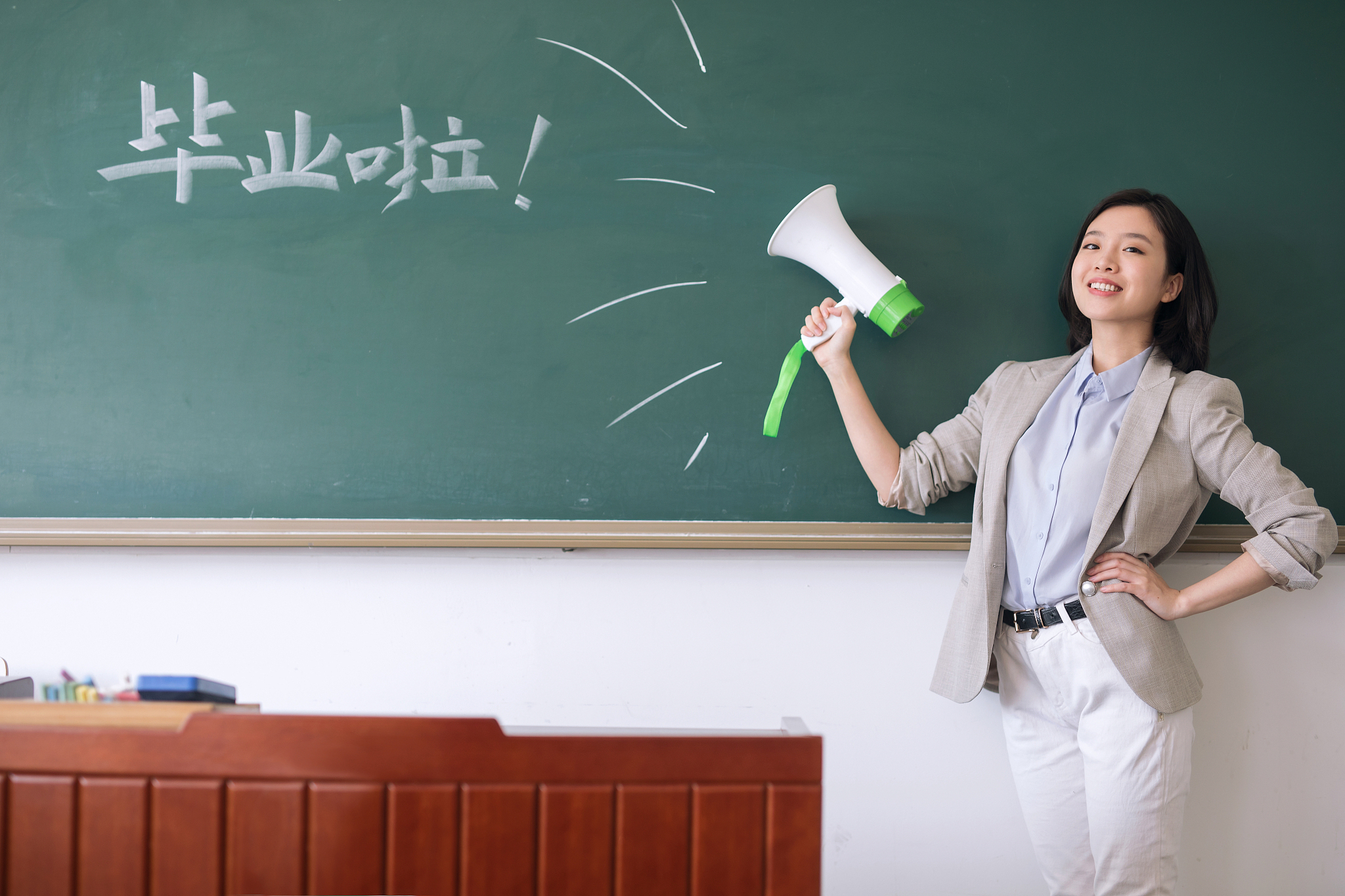 老师如春风化雨,引领我们走向知识殿堂,不仅教授书本