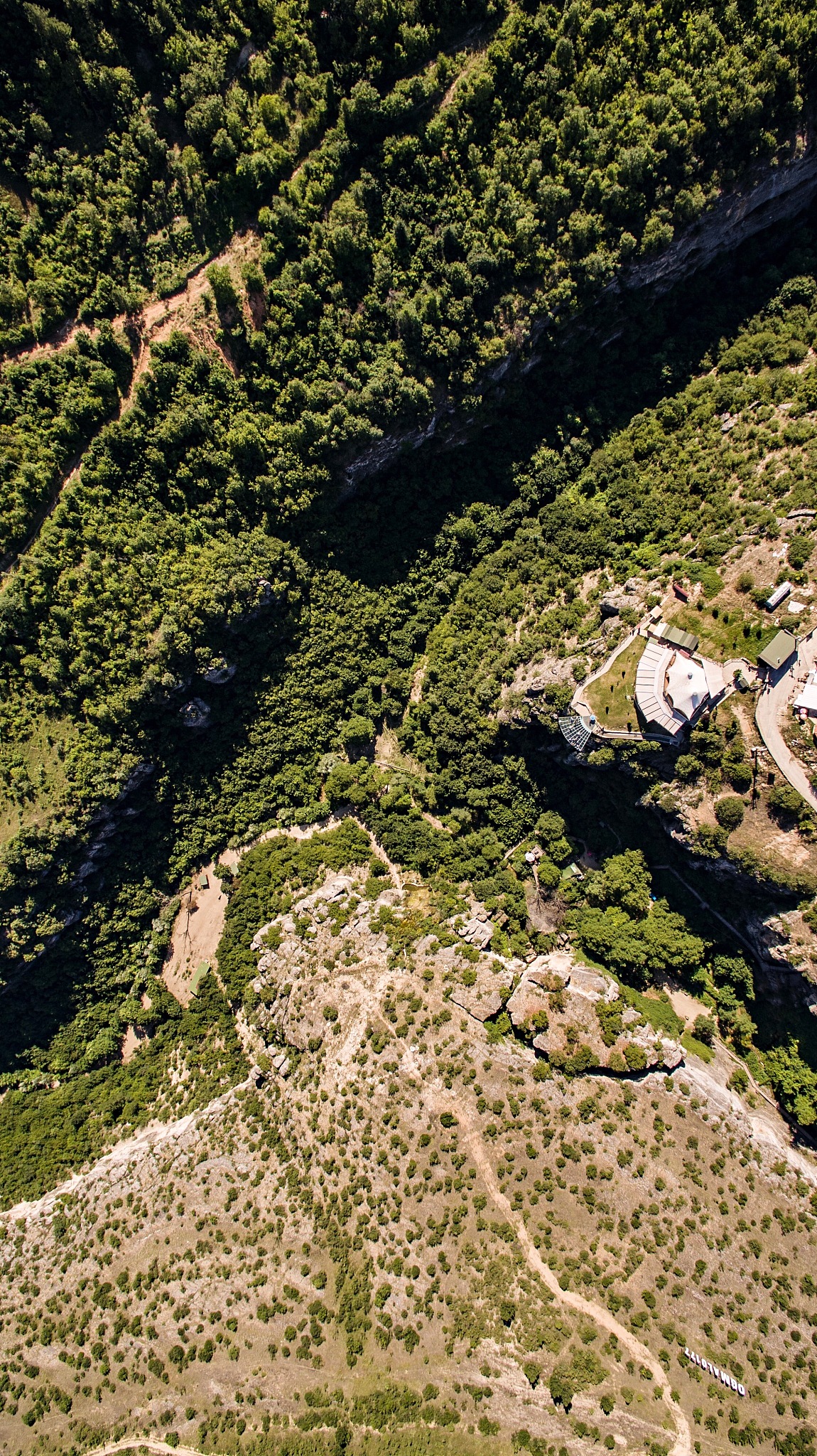 地平面在上下跌宕起伏.反复的起伏扭动当中