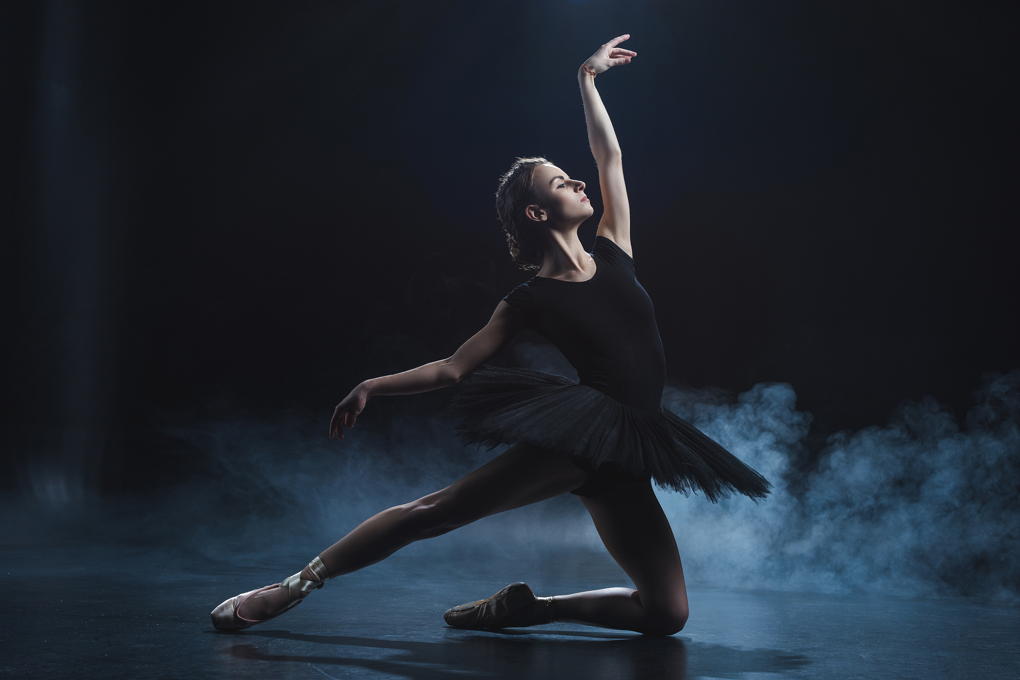 热身,拉伸,体态,缺一不可.适度练习,享受舞蹈与健康的双重馈赠.